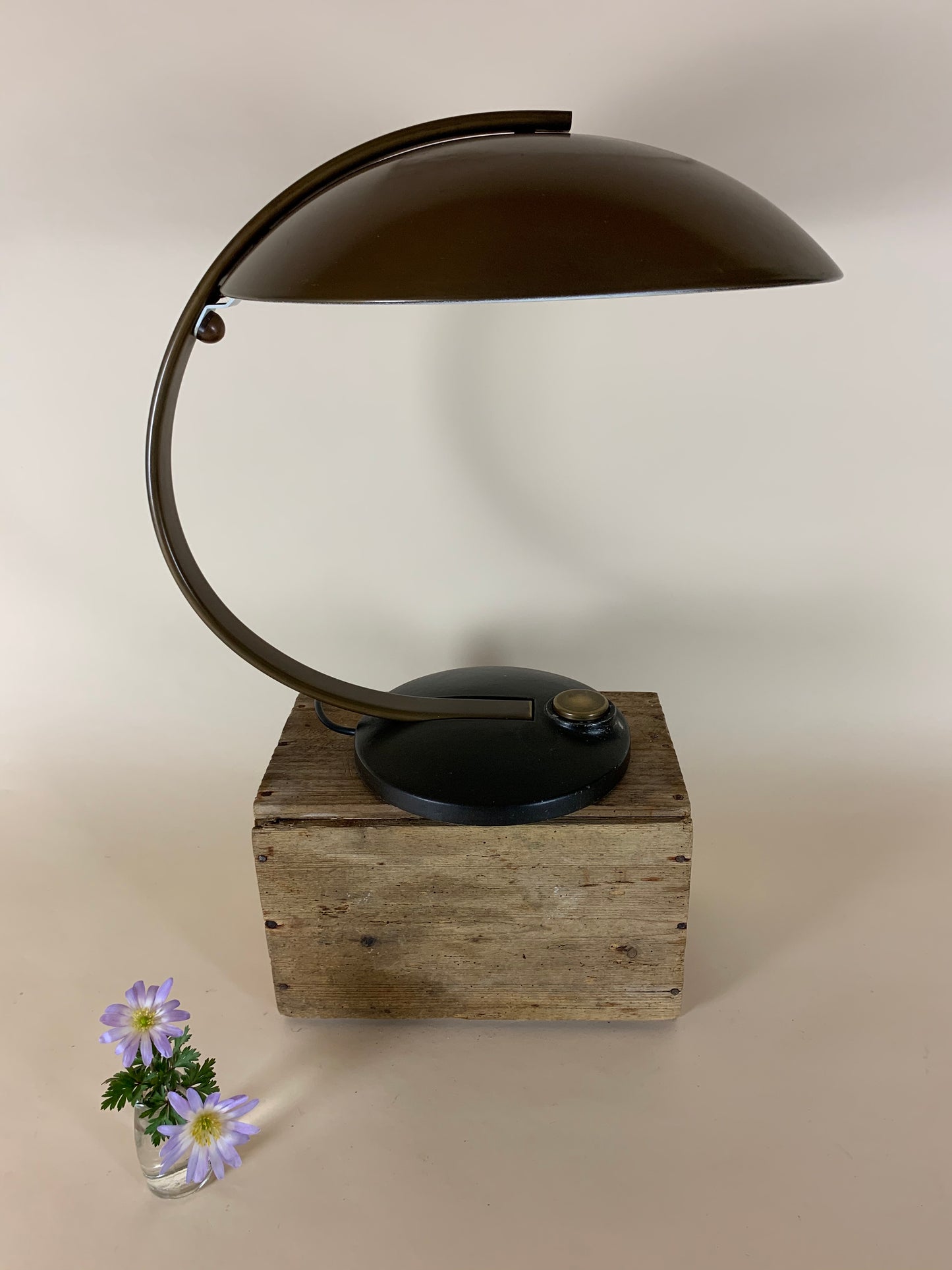 Egon Hillebrand Messinglampe mit schwarzem Fuß