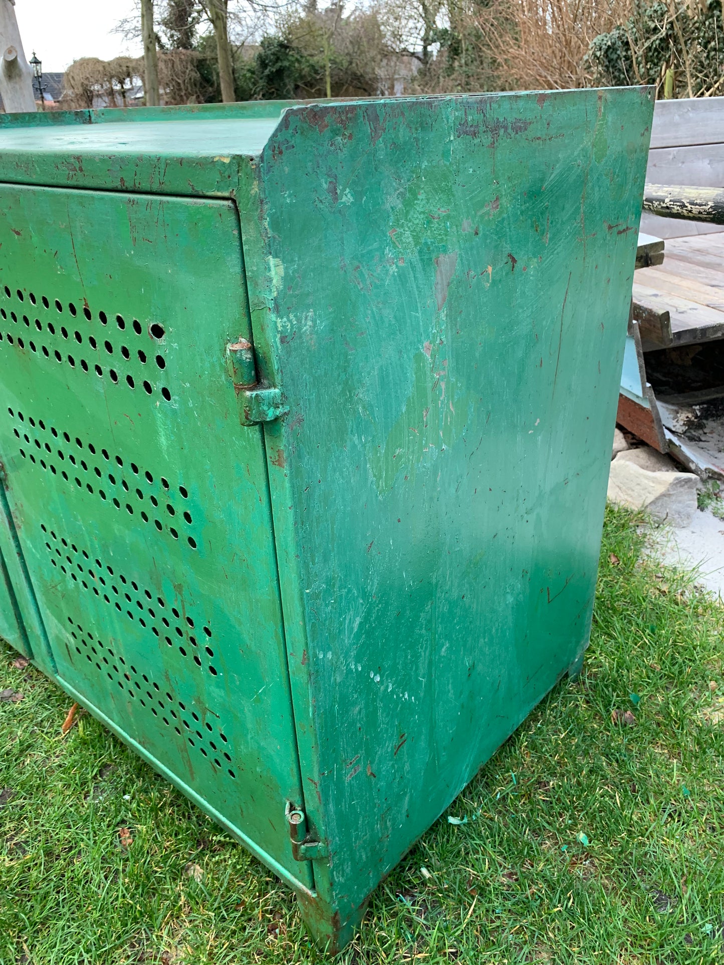 Schrank/Tisch aus grünem Metall mit viel rohem Charme
