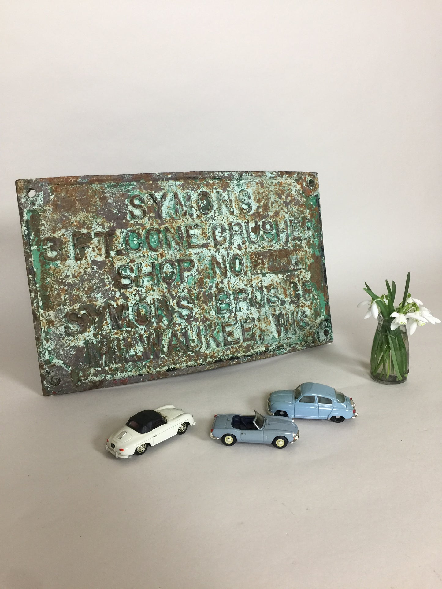 Schönes und geschwungenes altes Schild mit viel schöner Patina