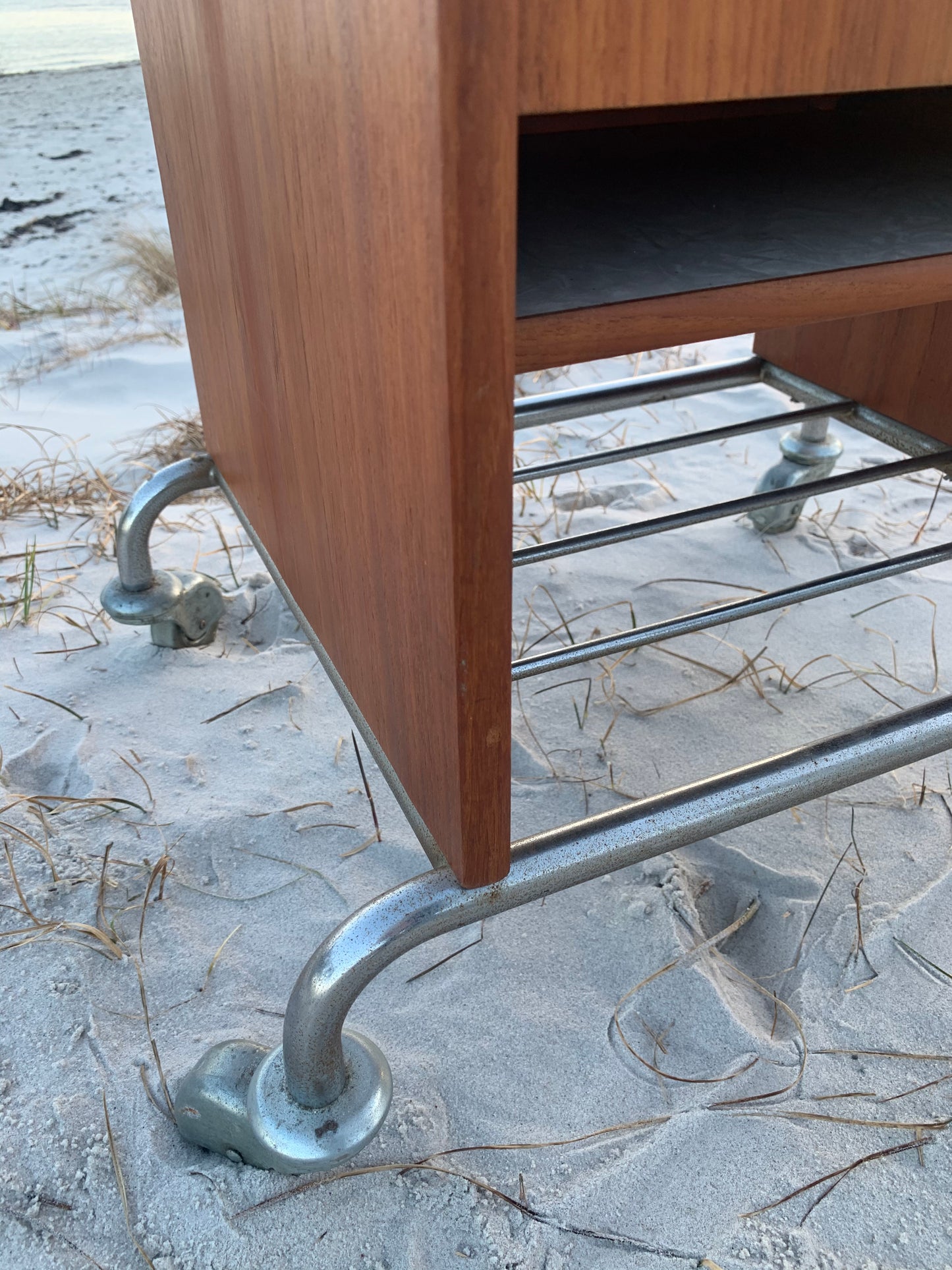 Rolltisch mit Schrank und Schublade