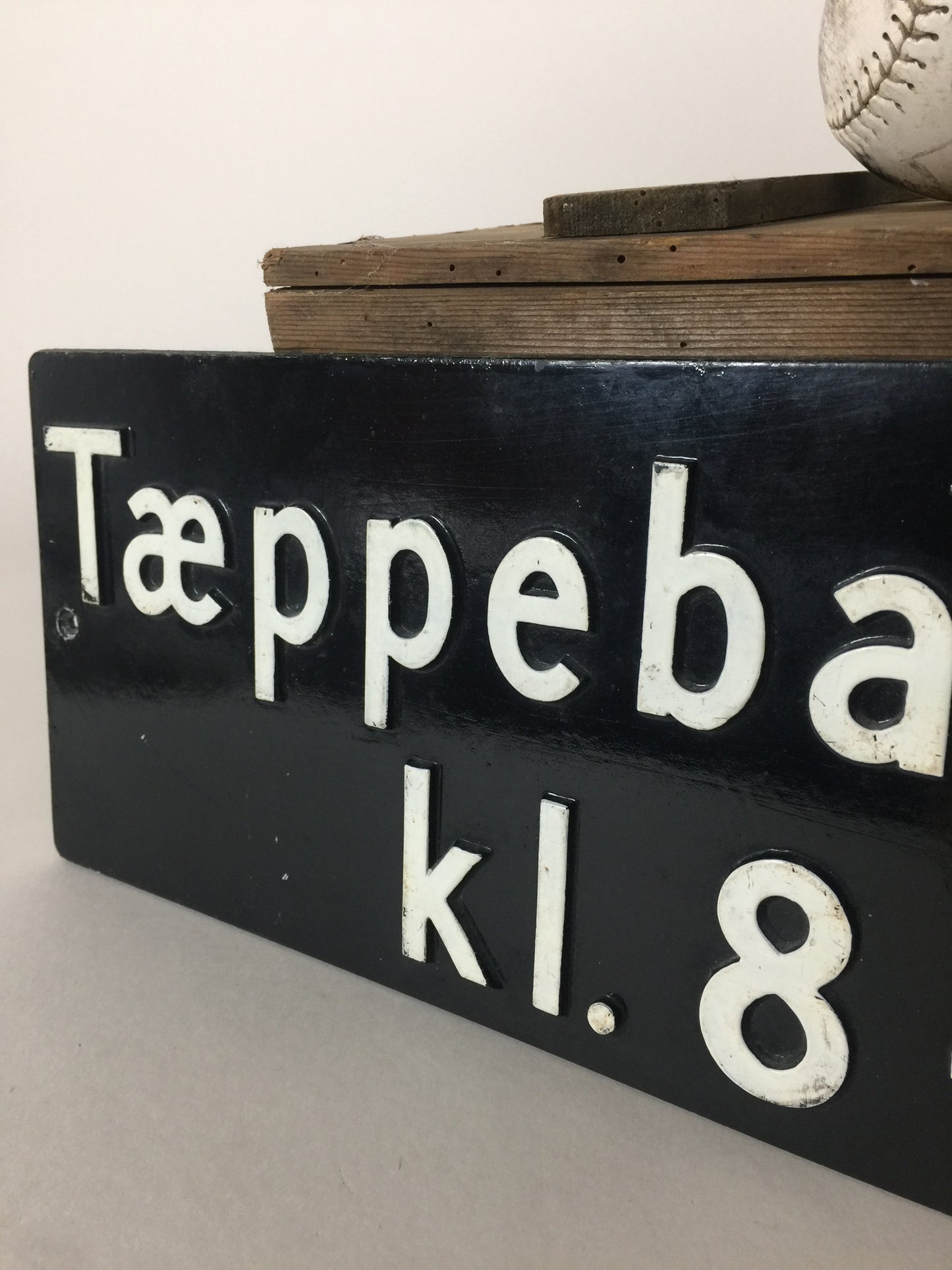 Schönes altes Schild aus einer vergangenen Zeit