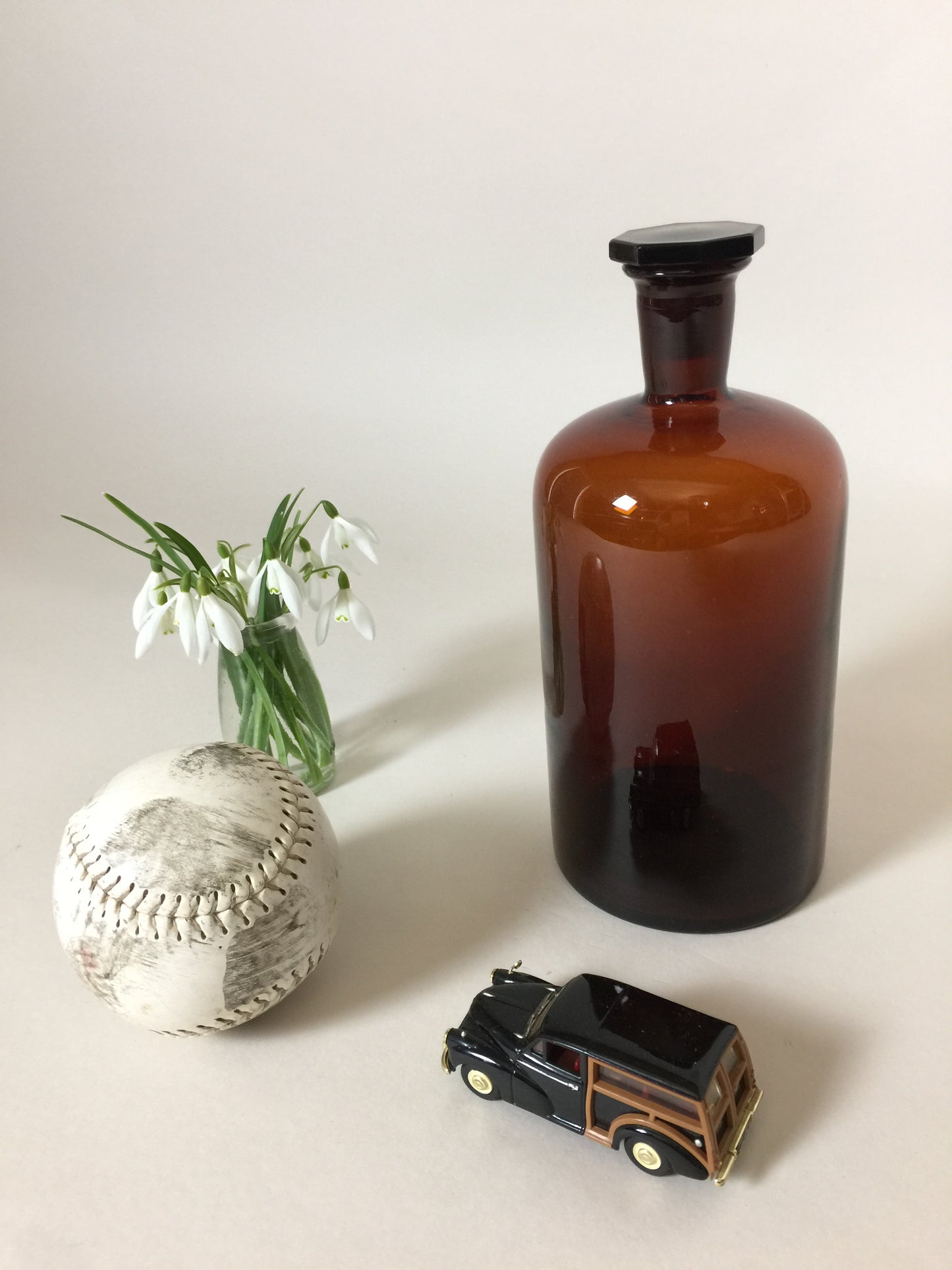 Große Apothekerflasche mit eckigem Deckel