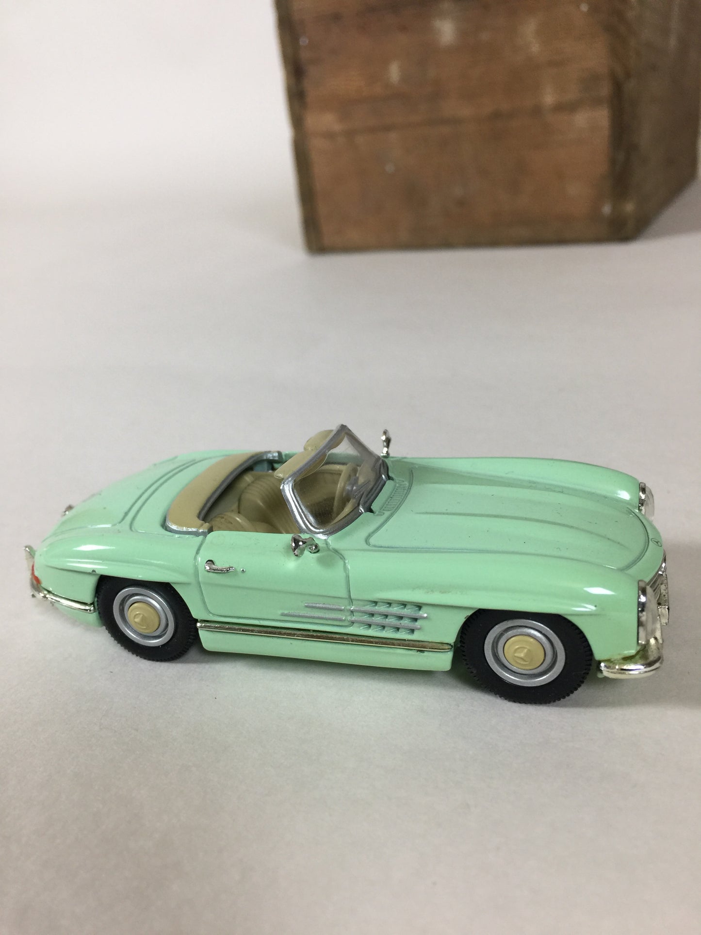 Schönes Mercedes 300 Corgi Modellauto