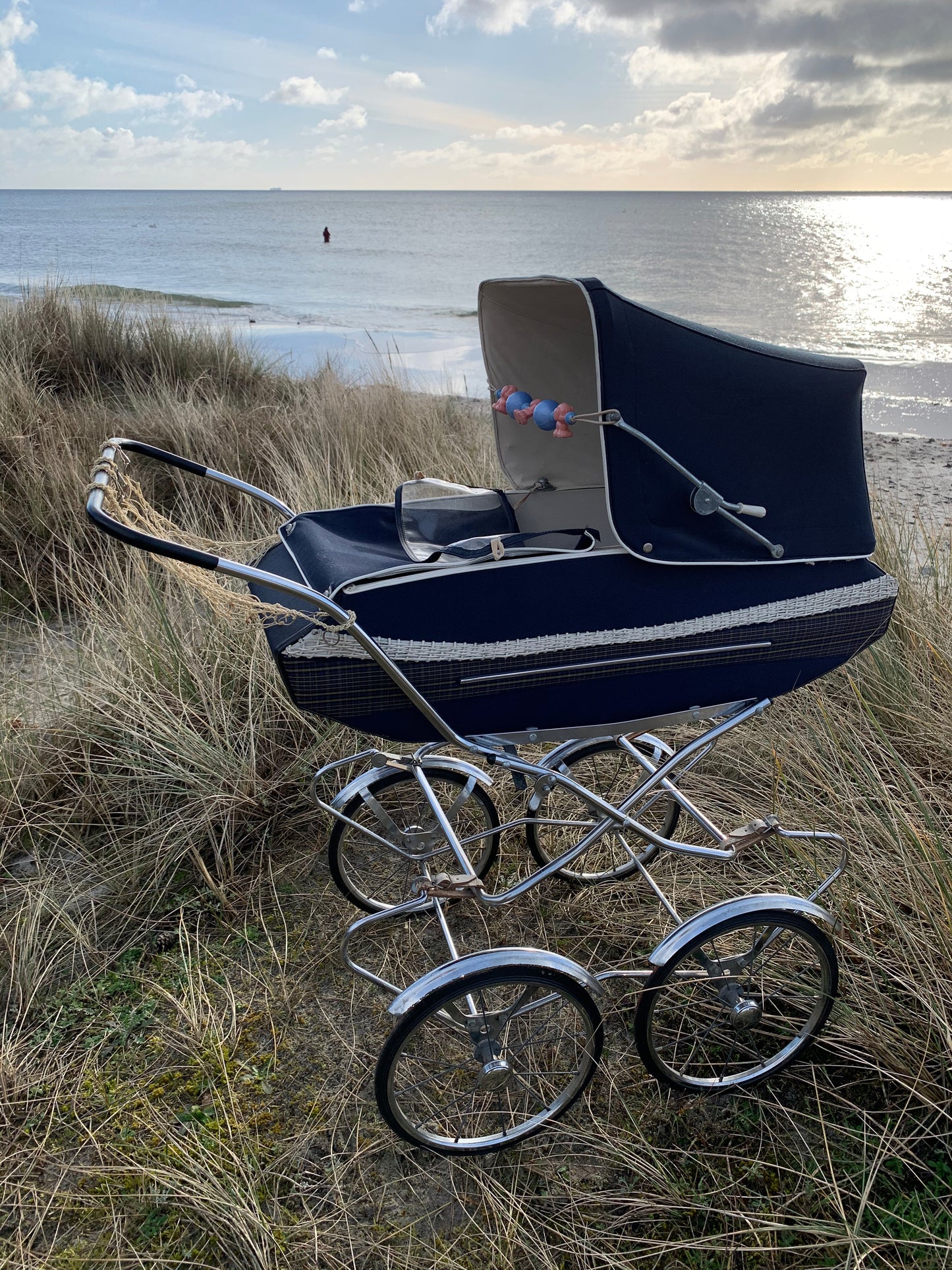 Puppenwagen mit Einkaufsnetz