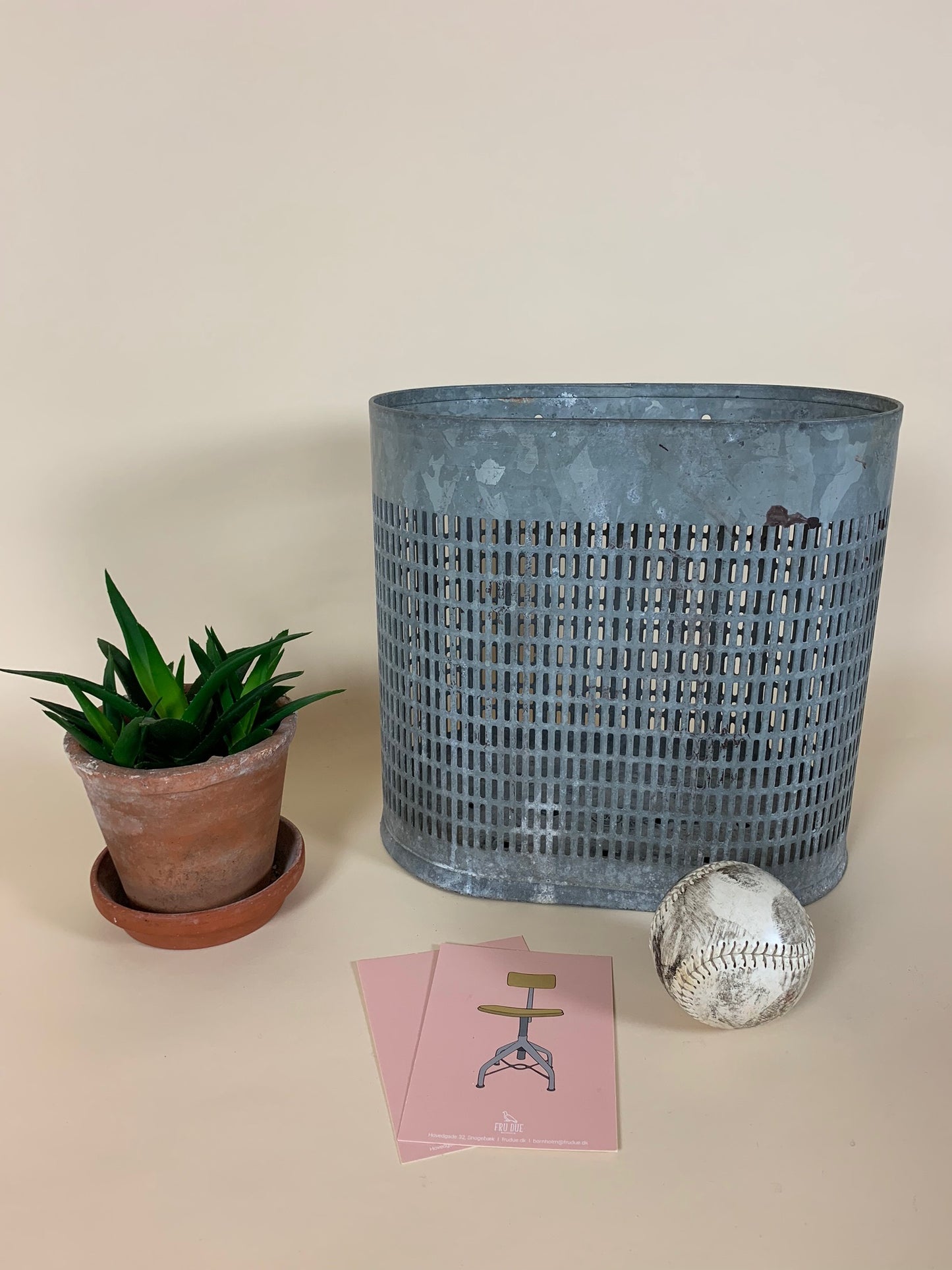 Design-Mülleimer aus Metall