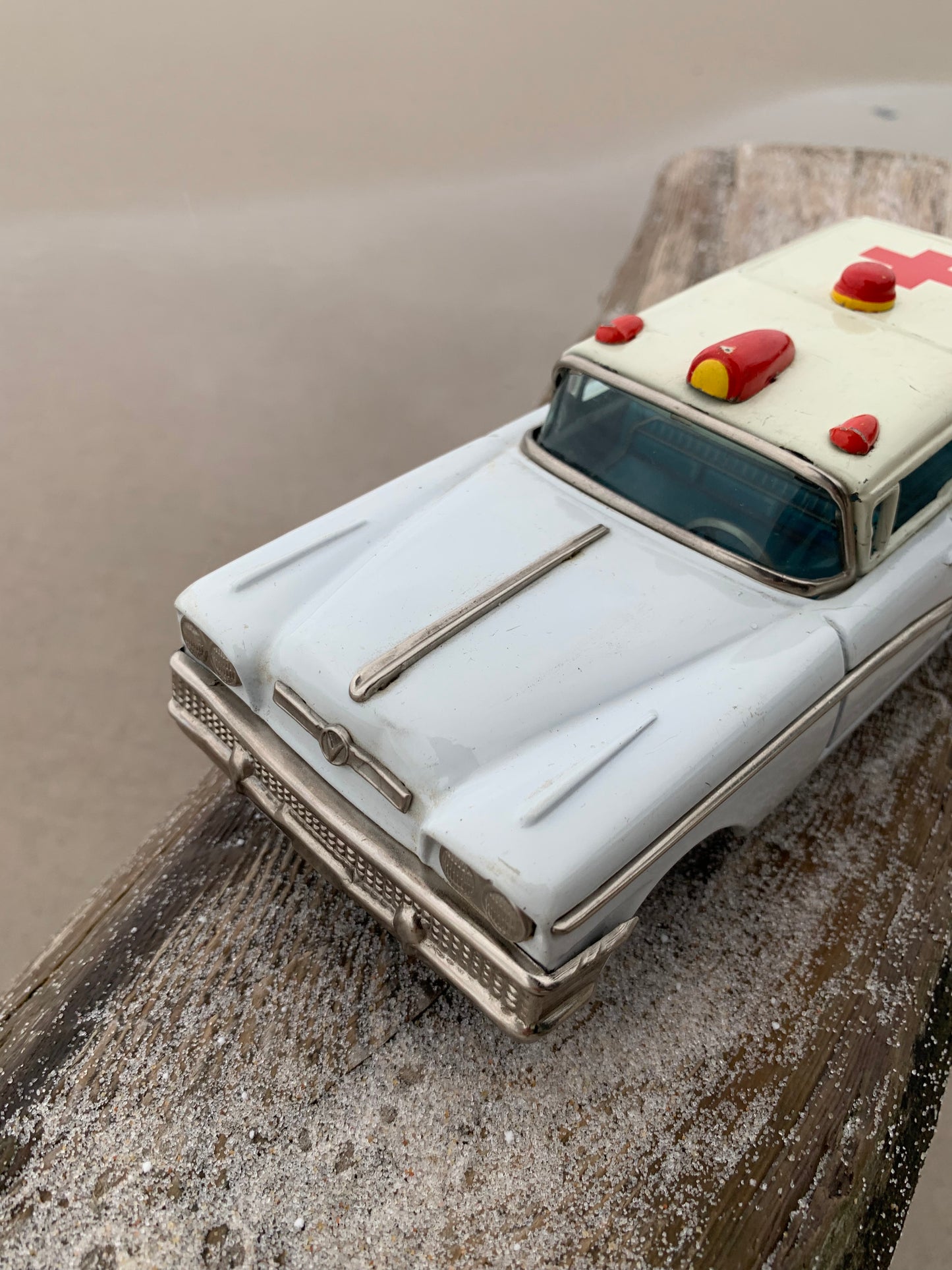 Krankenwagen in Zinn