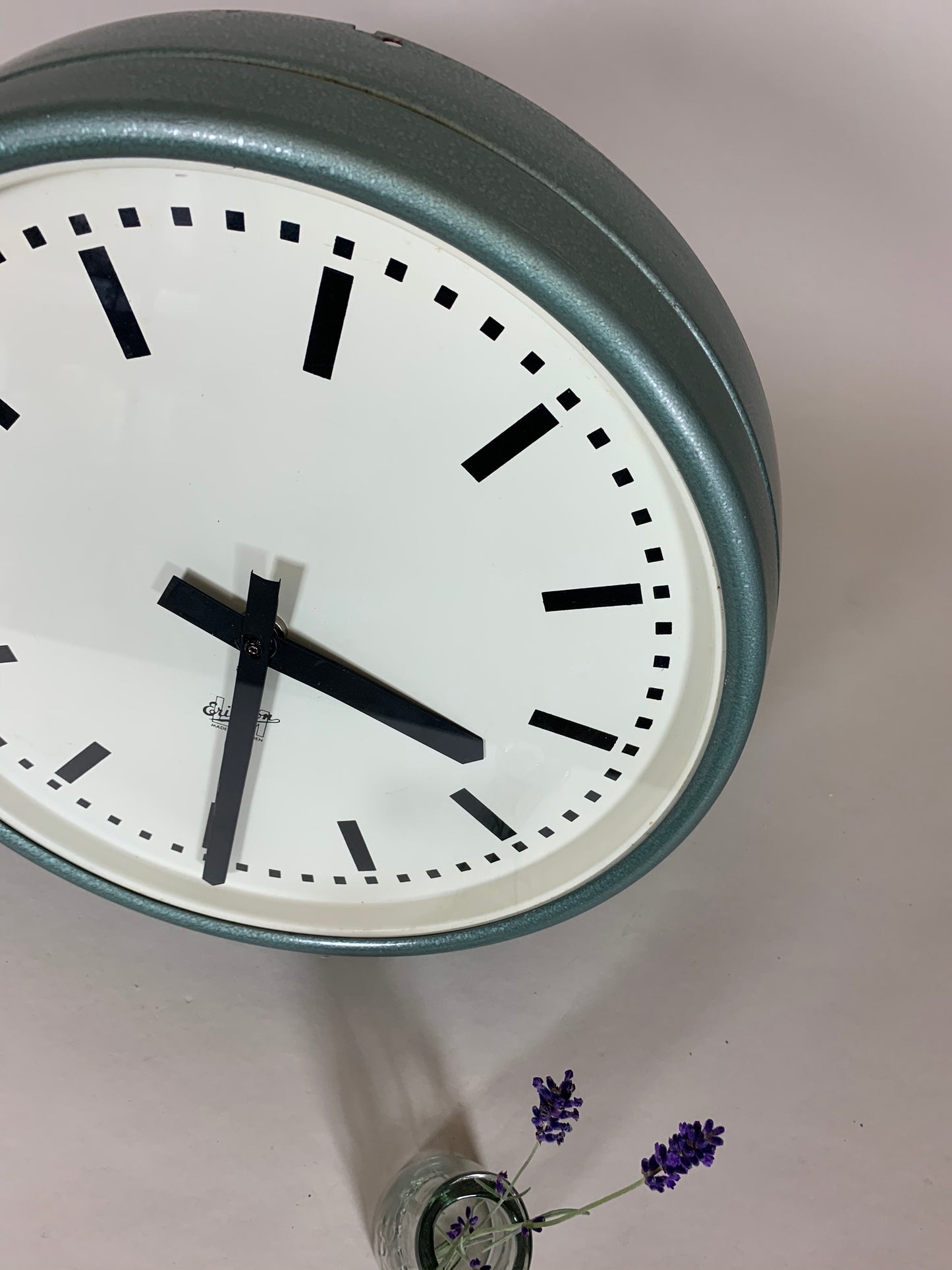 Schöne Uhr in grünem Hammerschlaglack