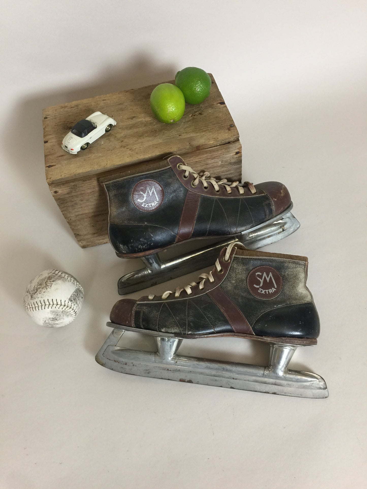 Schöne, rohe und dekorative alte Schlittschuhe