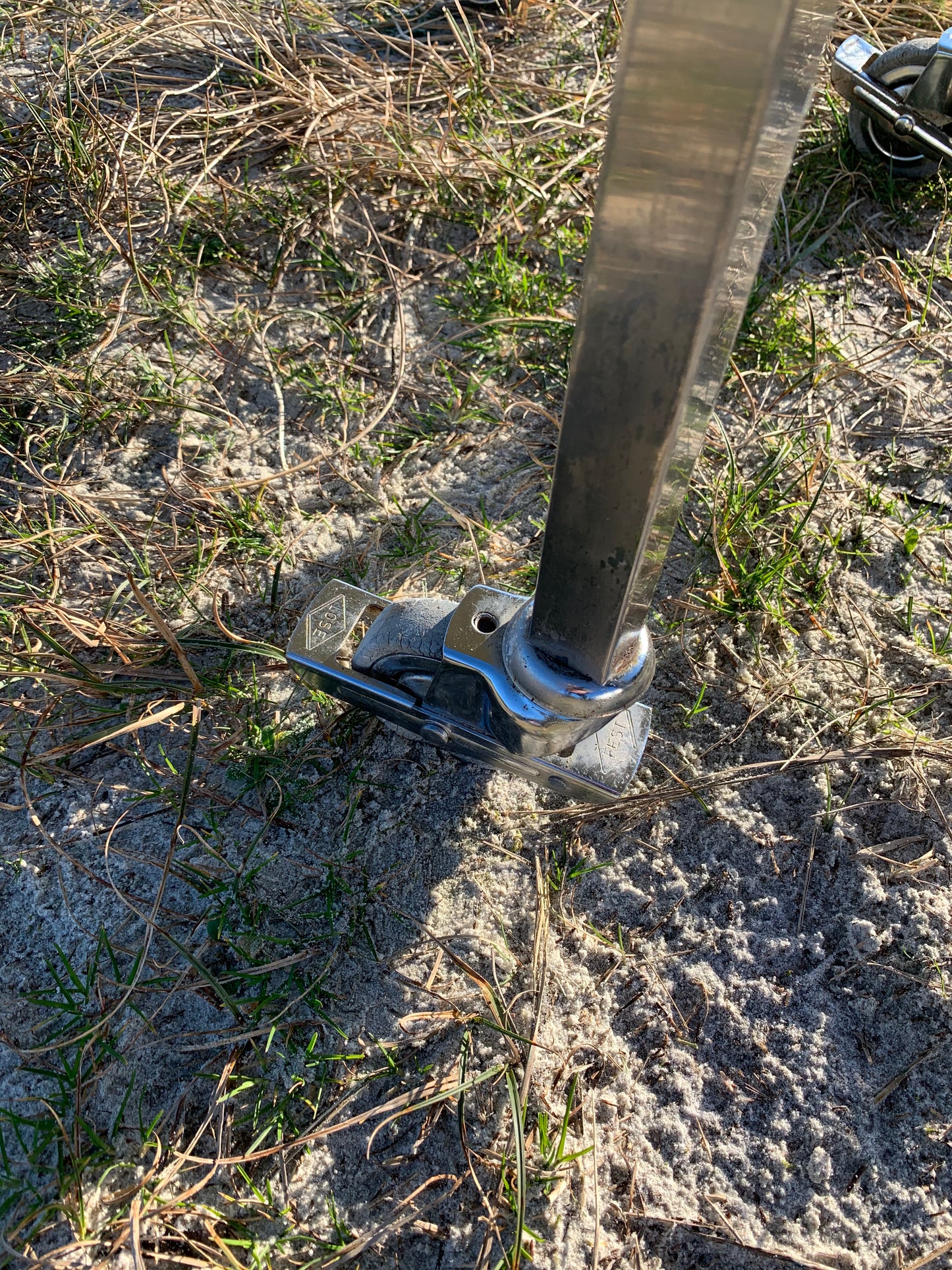 Zahnarzttisch mit Schubladen und Rädern