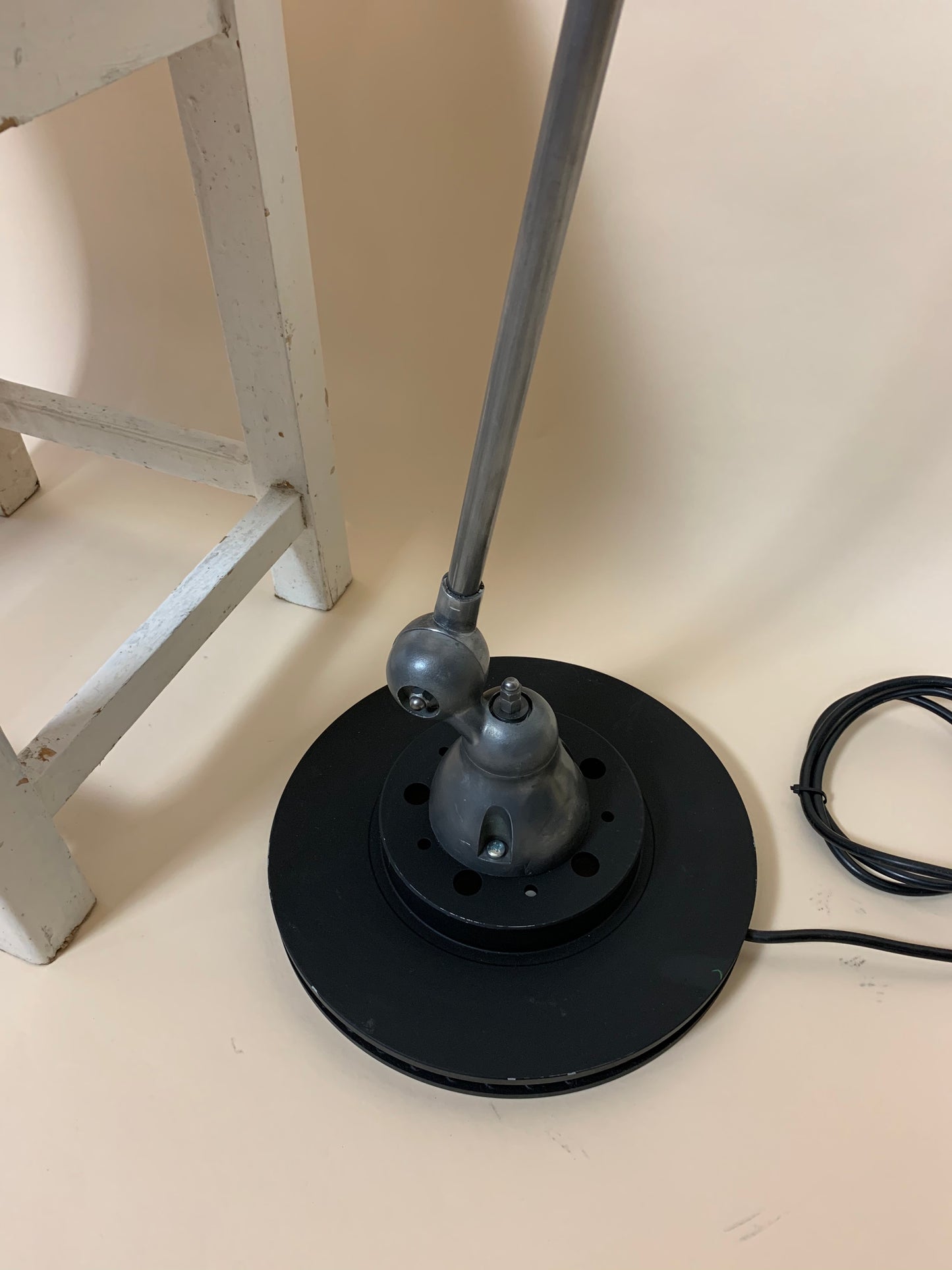 Schöne und seltene Jieldé Stehlampe mit zwei Armen
