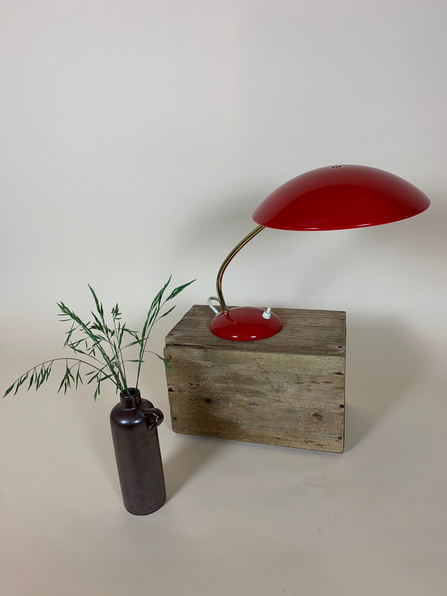 Kaiser Idell 6781 - Rot mit Messingarm