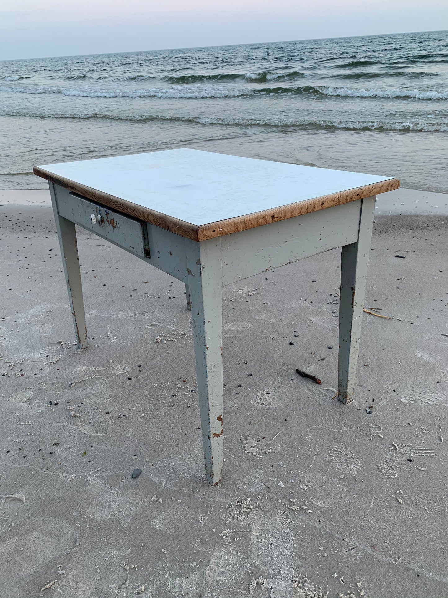 Tisch mit Patina