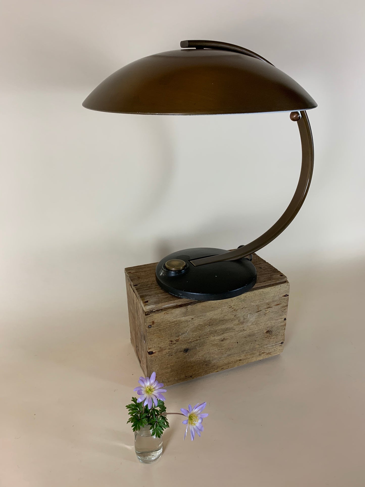 Egon Hillebrand Messinglampe mit schwarzem Fuß