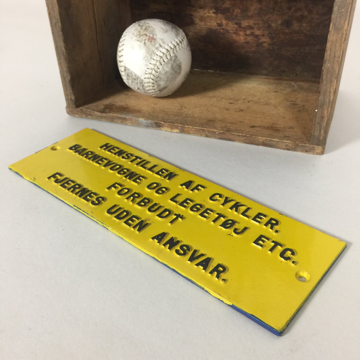 Lustiges und dekoratives gelbes Schild