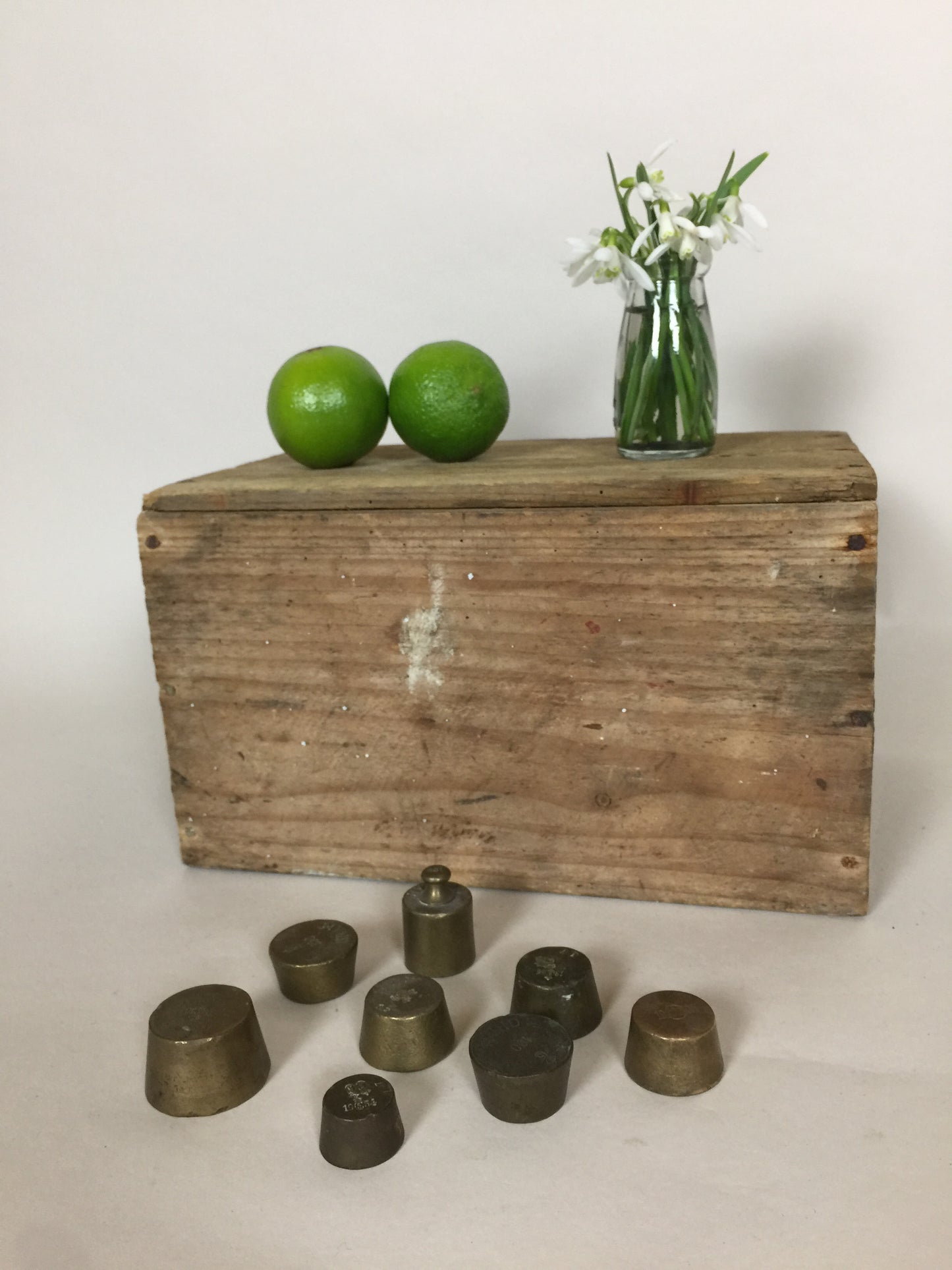 Acht kleine alte dekorative Messinggewichte - zusammen verkauft