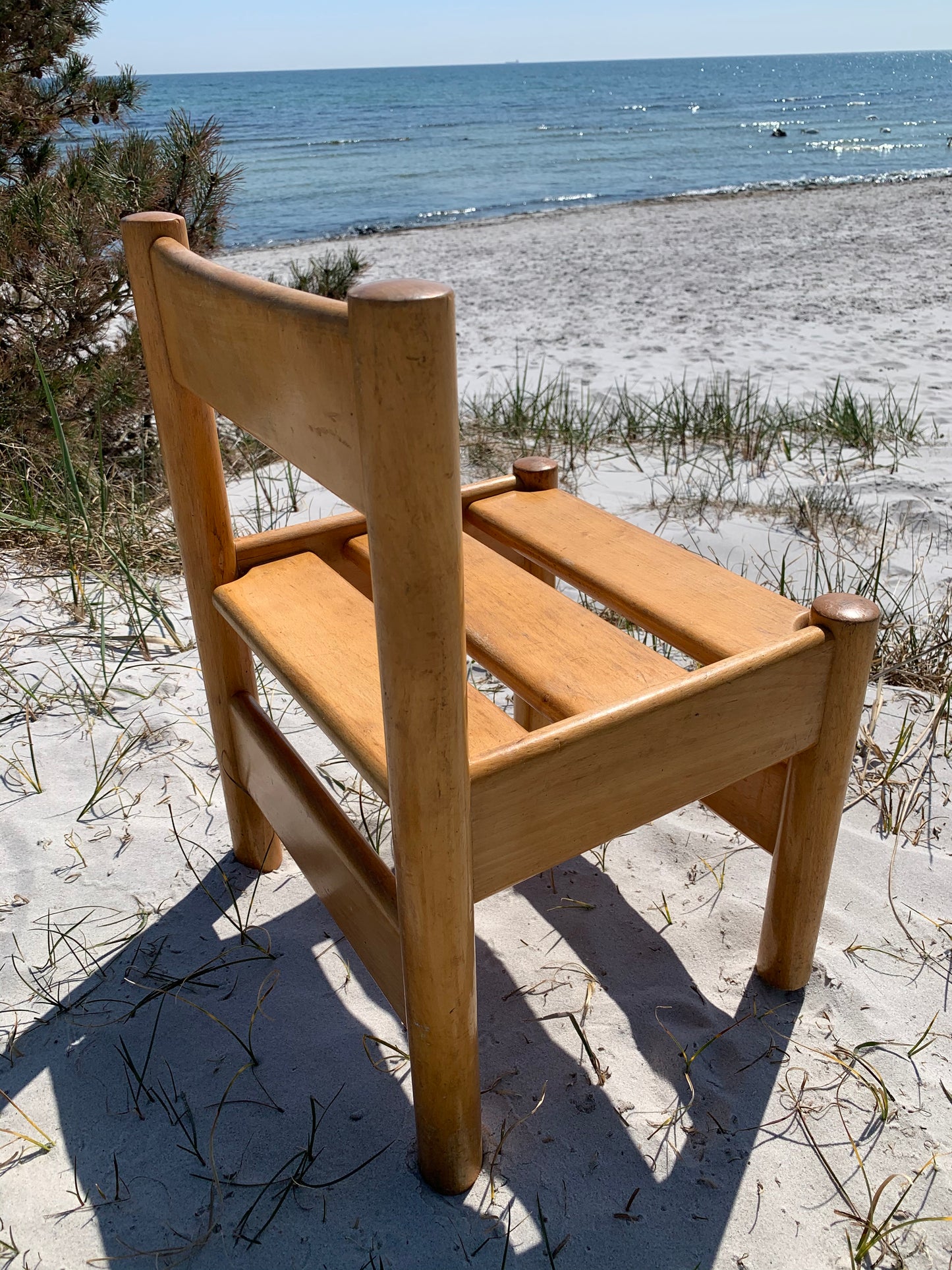 Robuster Kinderstuhl aus lackiertem Holz