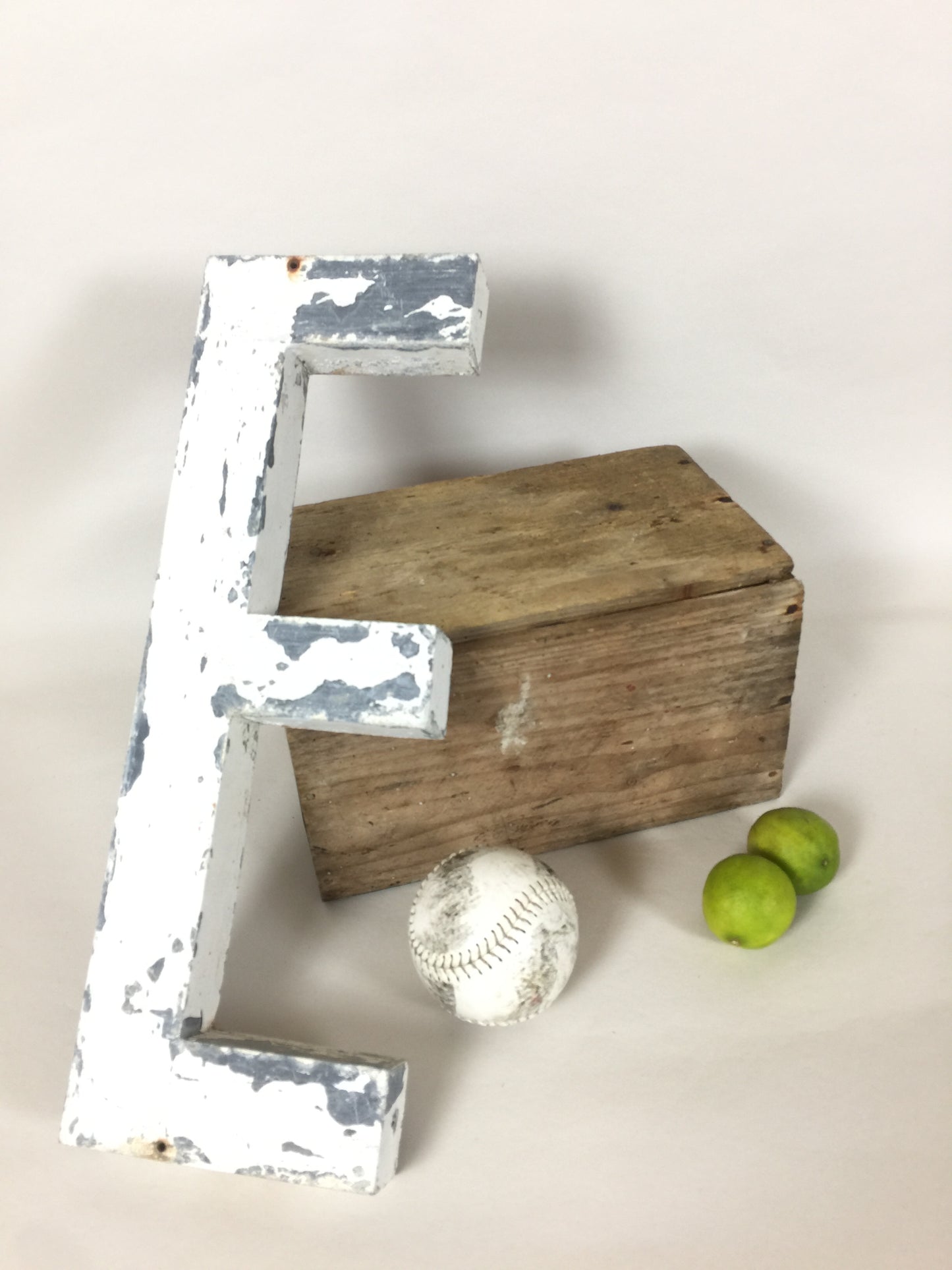 Schöner alter Fassadenbuchstabe E