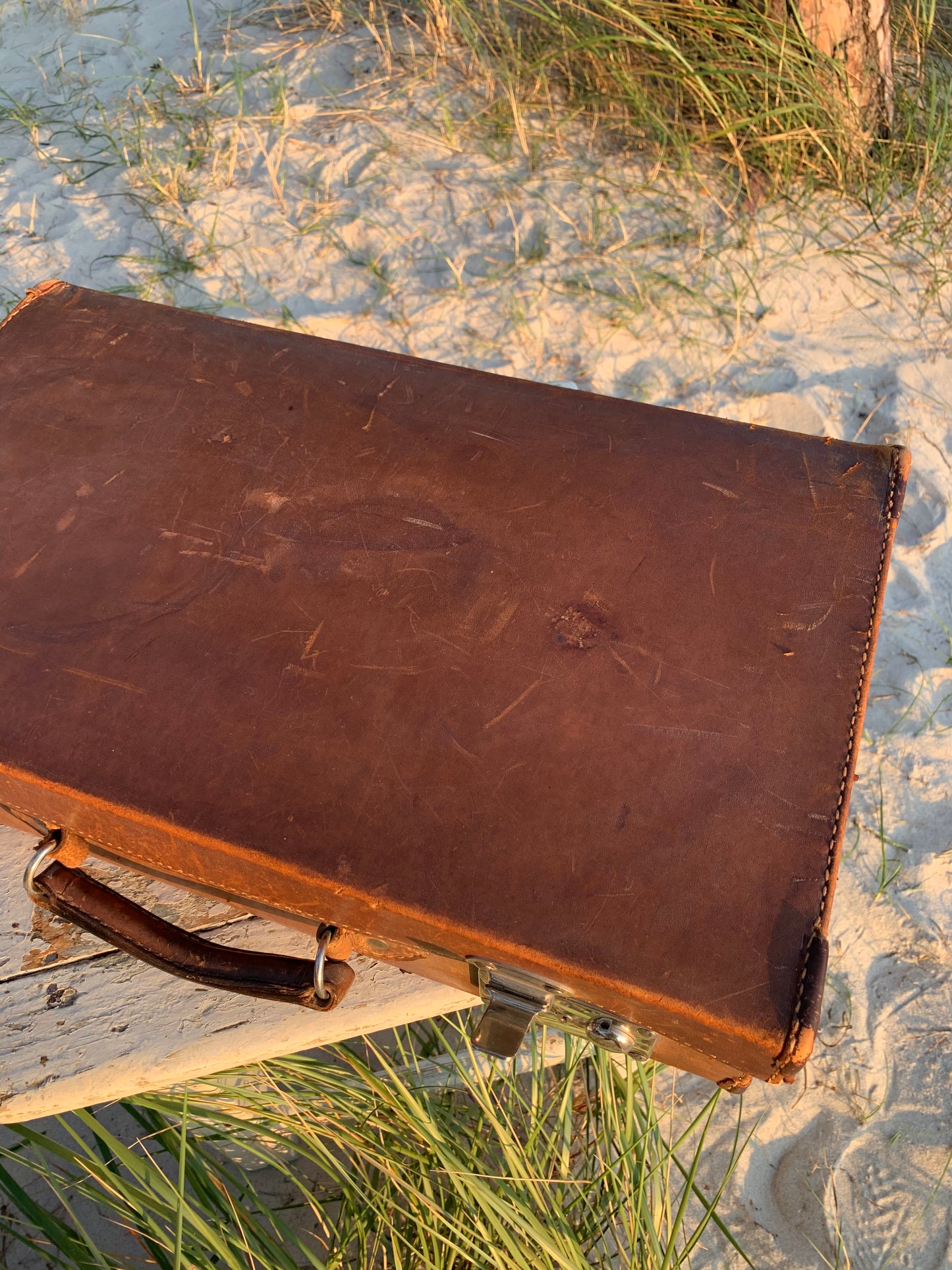 Koffer aus Leder mit viel Patina