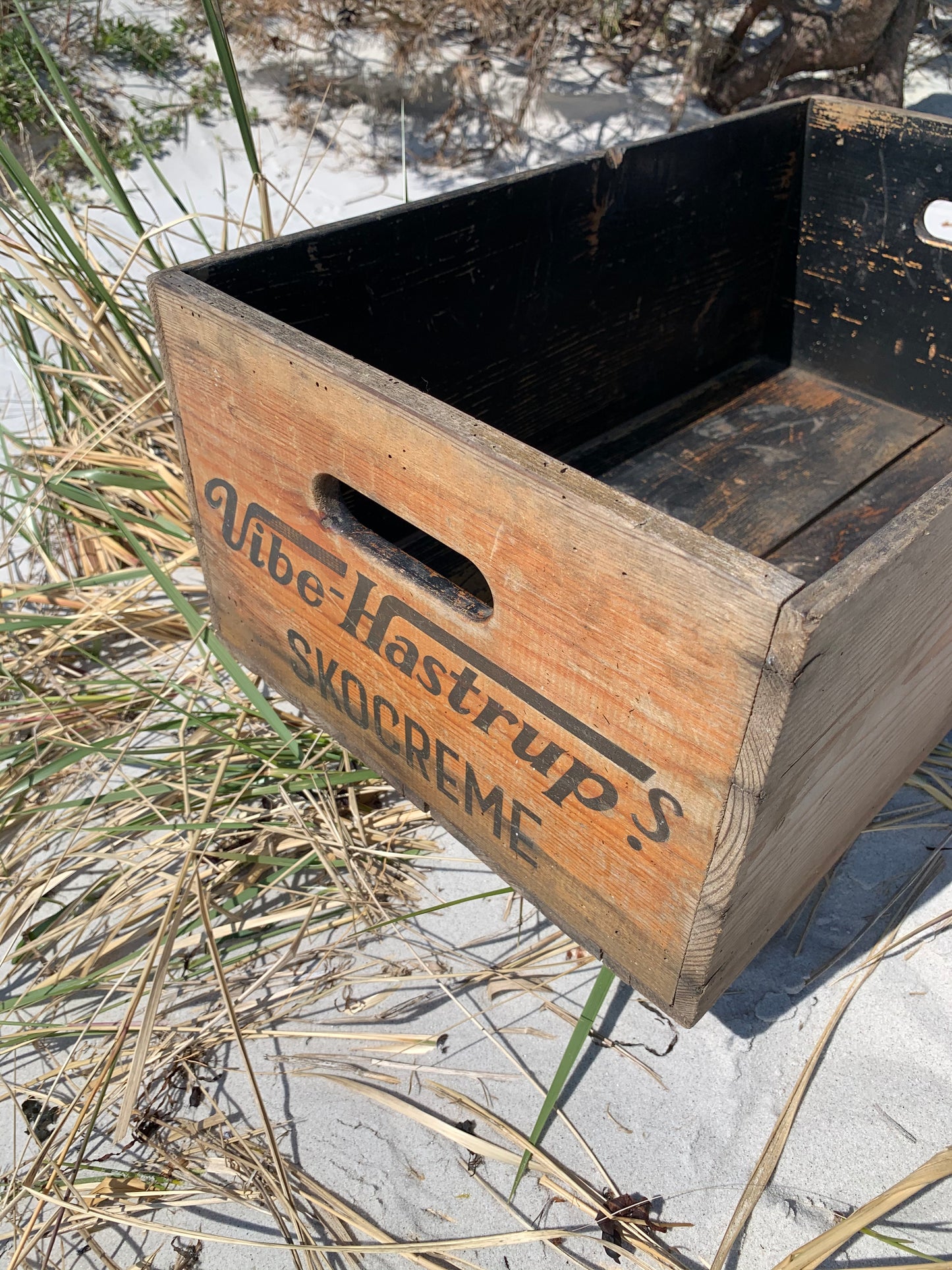 Holzkiste mit lustiger Werbung für Schuhcreme