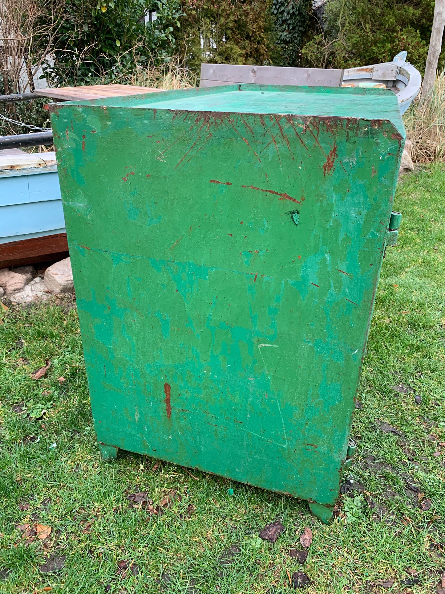 Schrank/Tisch aus grünem Metall mit viel rohem Charme