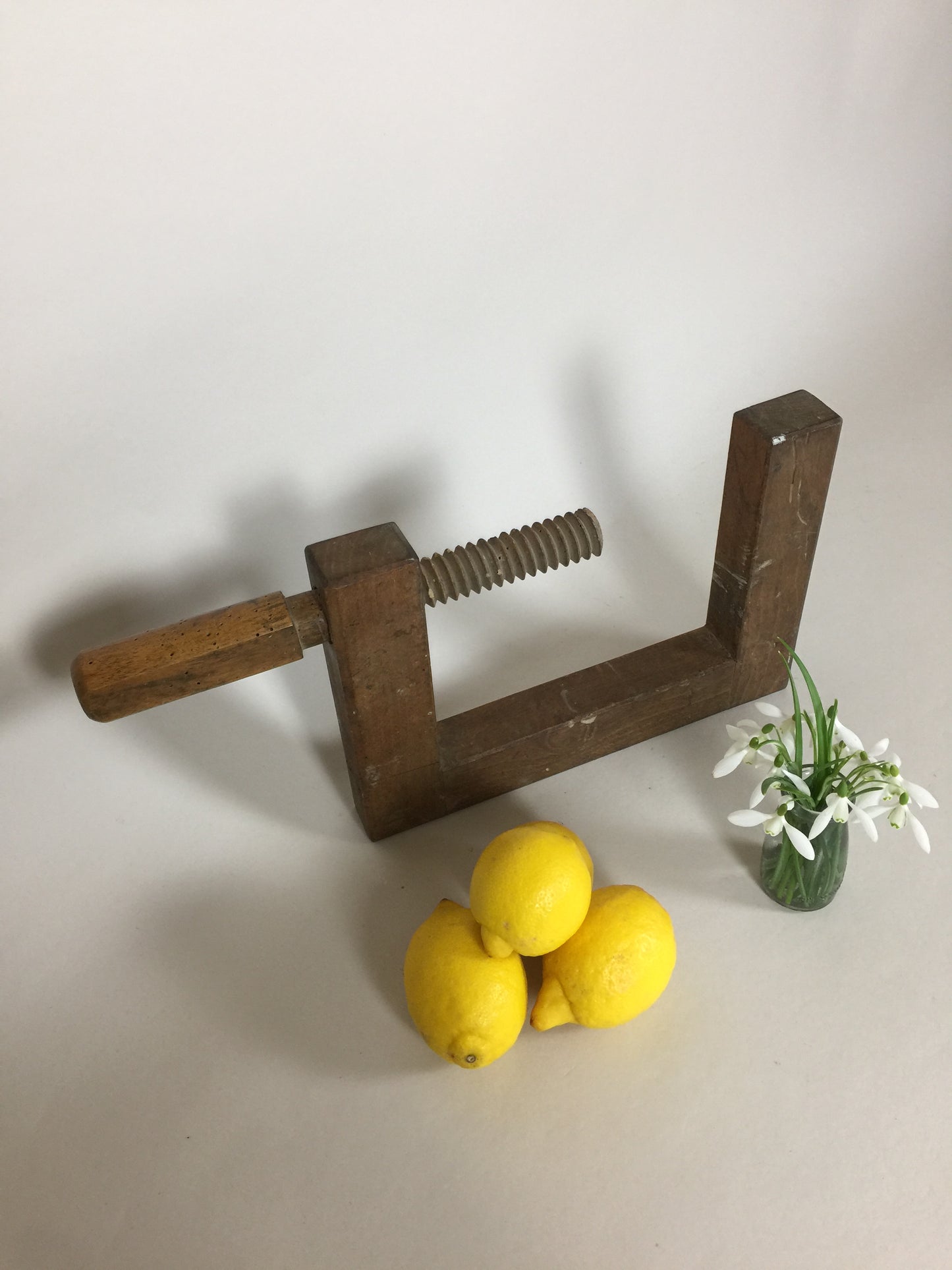 Alte und feine Schraubzwinge mit viel Patina