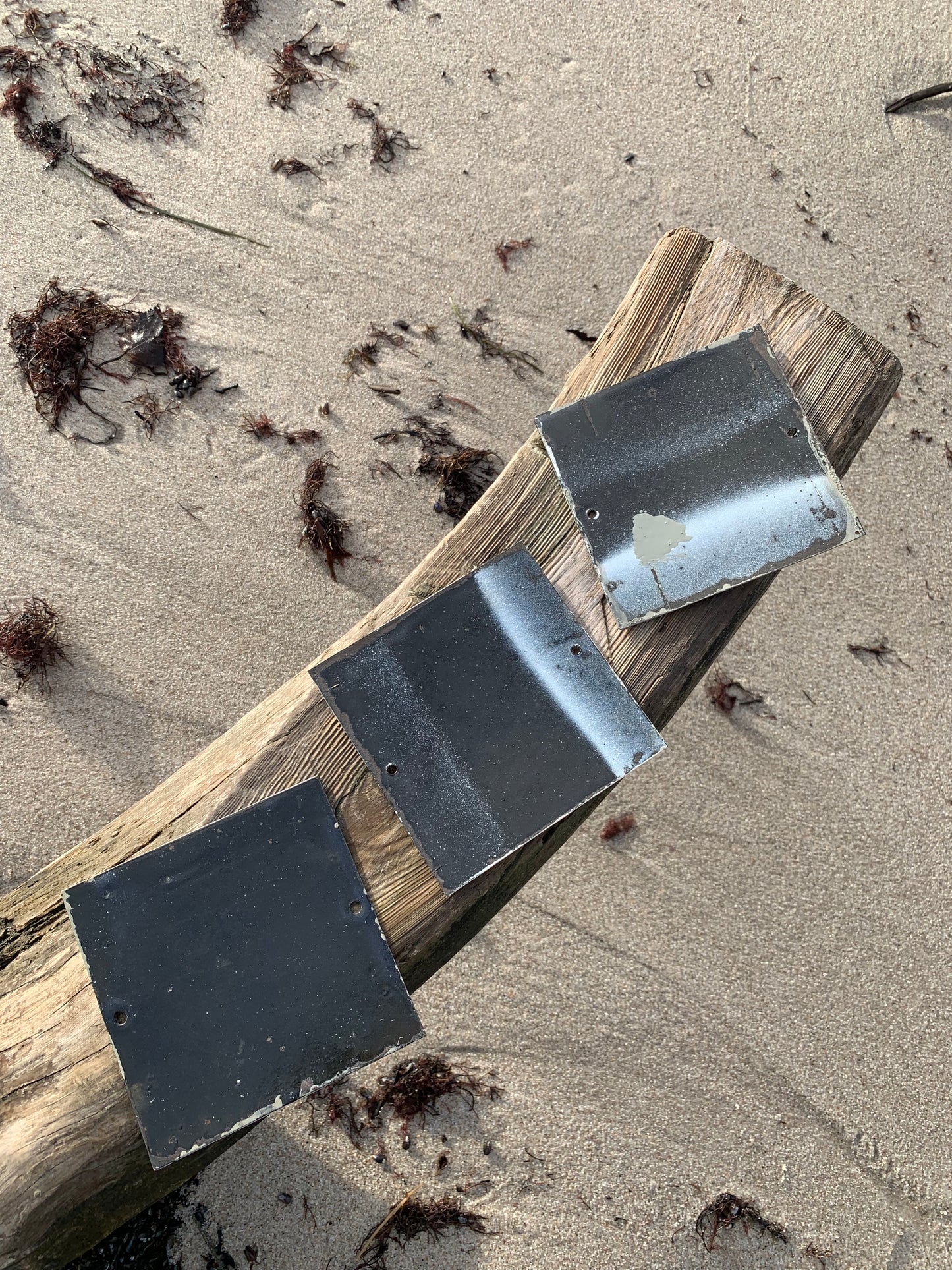 Emailleschild mit dem Buchstaben S