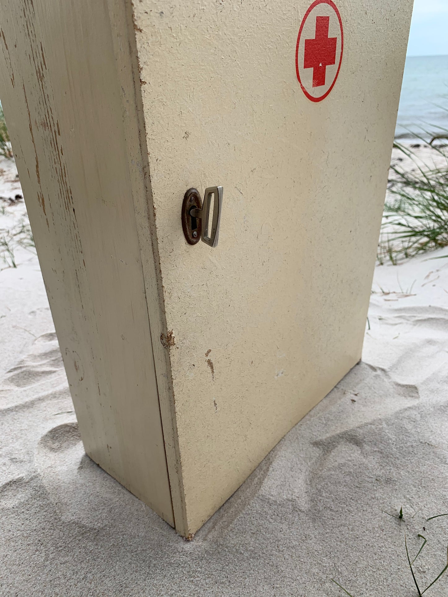 Rotkreuzschrank mit Schublade innen