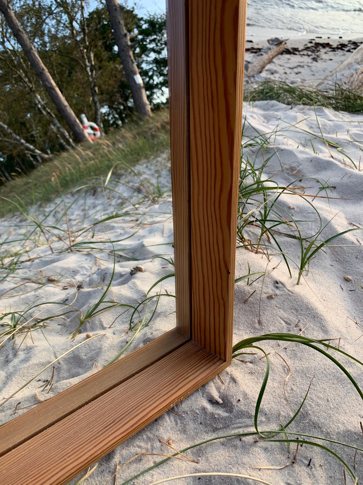Spiegel mit Holzrahmen