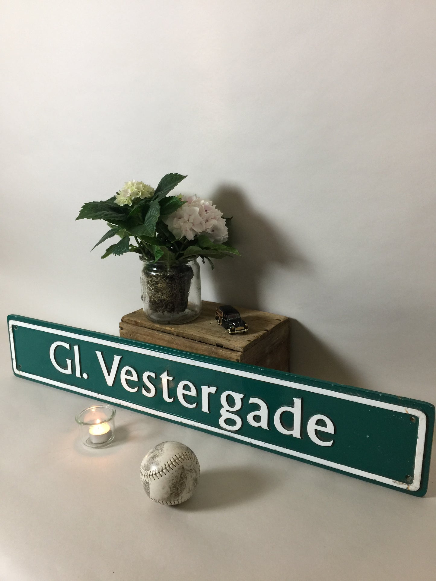 Die Vestergade hinunter schlängeln - Schönes grünes Straßenschild