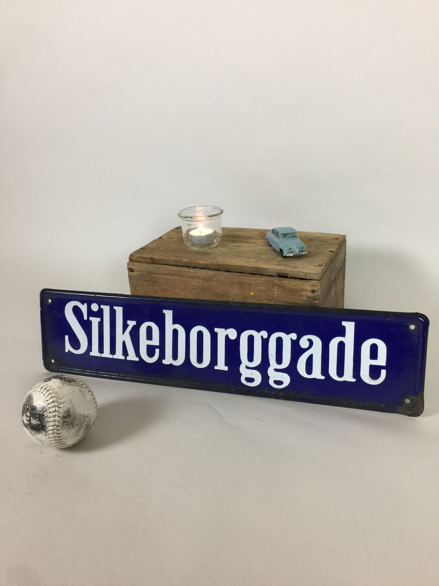 Schönes altes Straßenschild von Silkeborggade