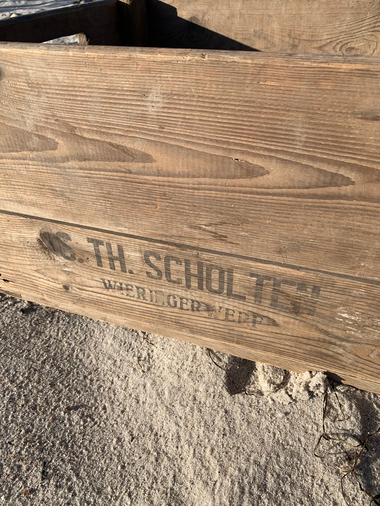 Schöne Holzkiste mit Text und Netz am Boden