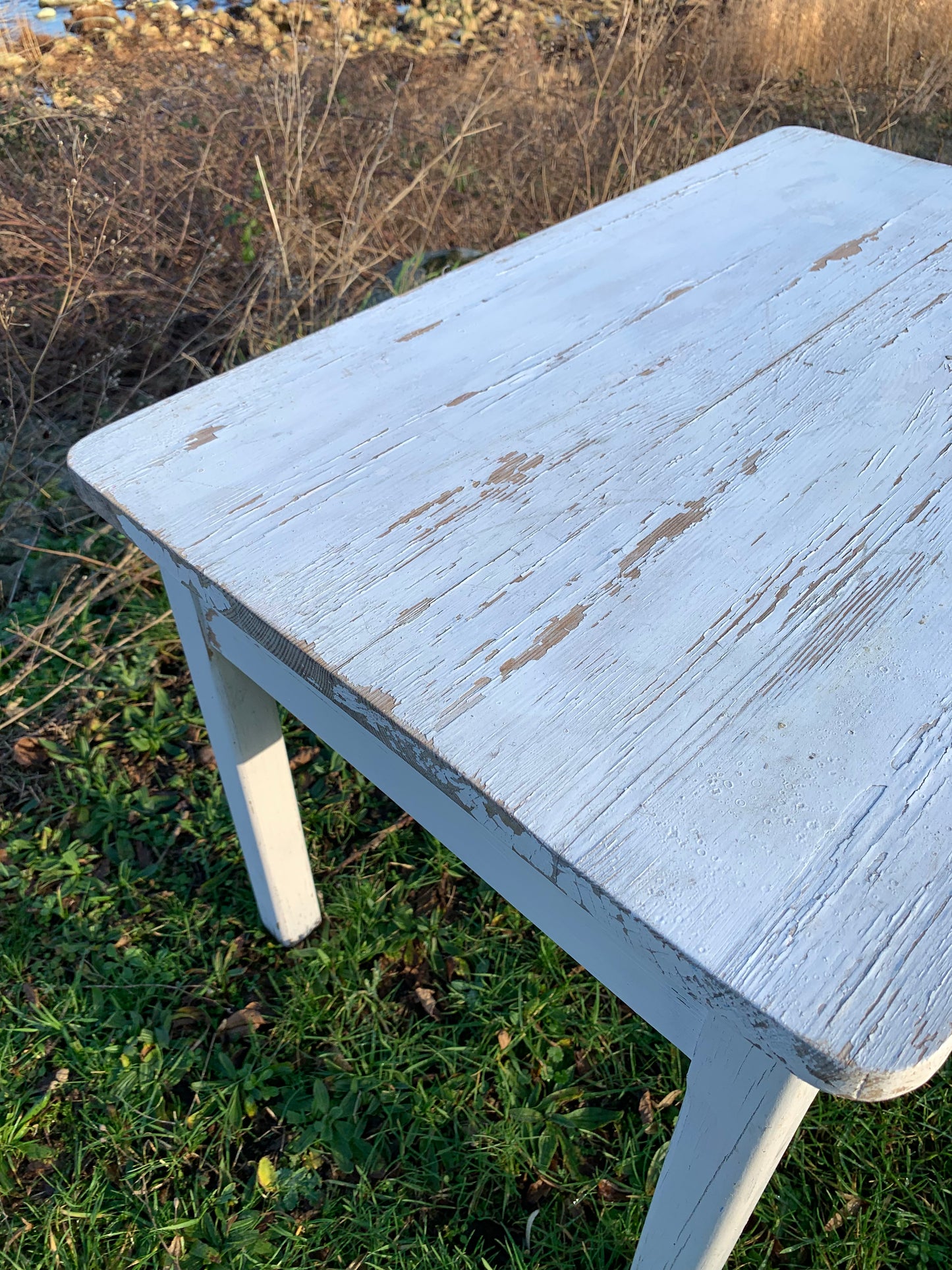 Kindertisch mit zwei Schubladen