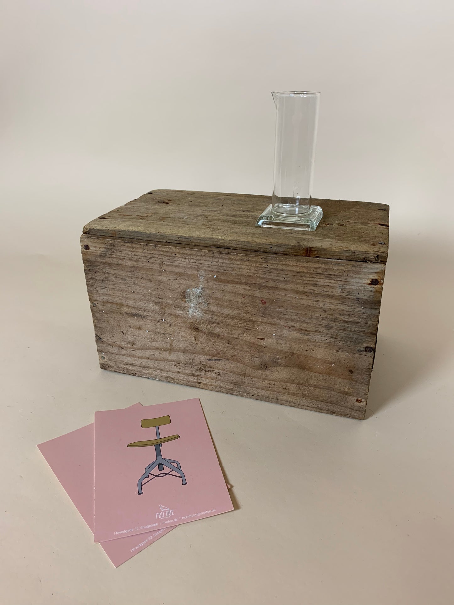Laborglas mit quadratischem Fuß