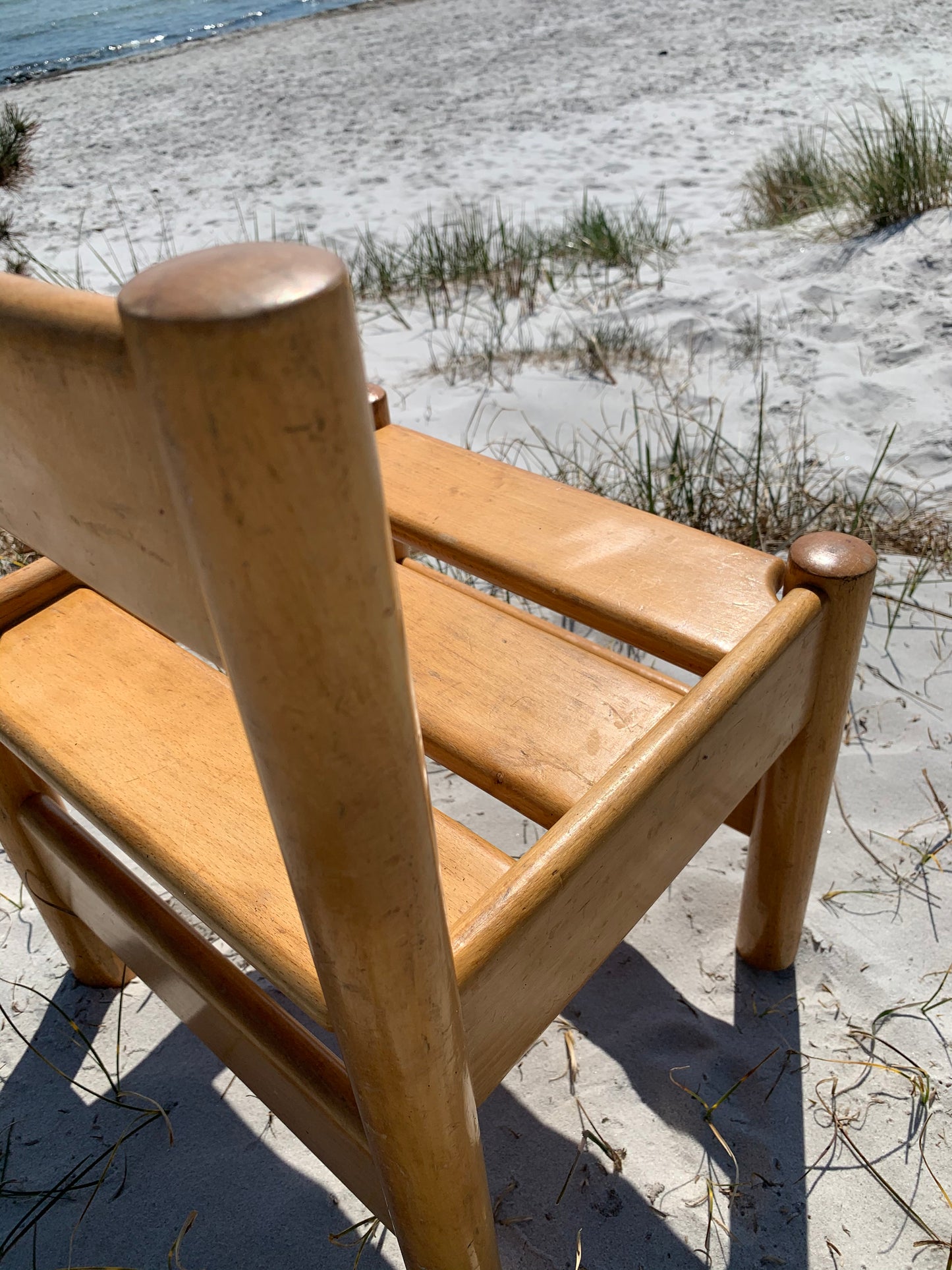 Robuster Kinderstuhl aus lackiertem Holz