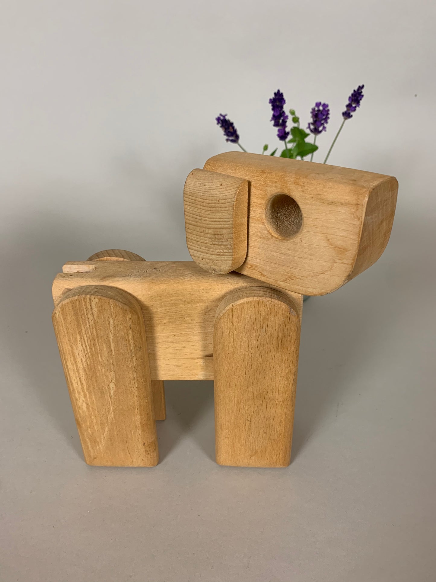 Schöner Holzhund