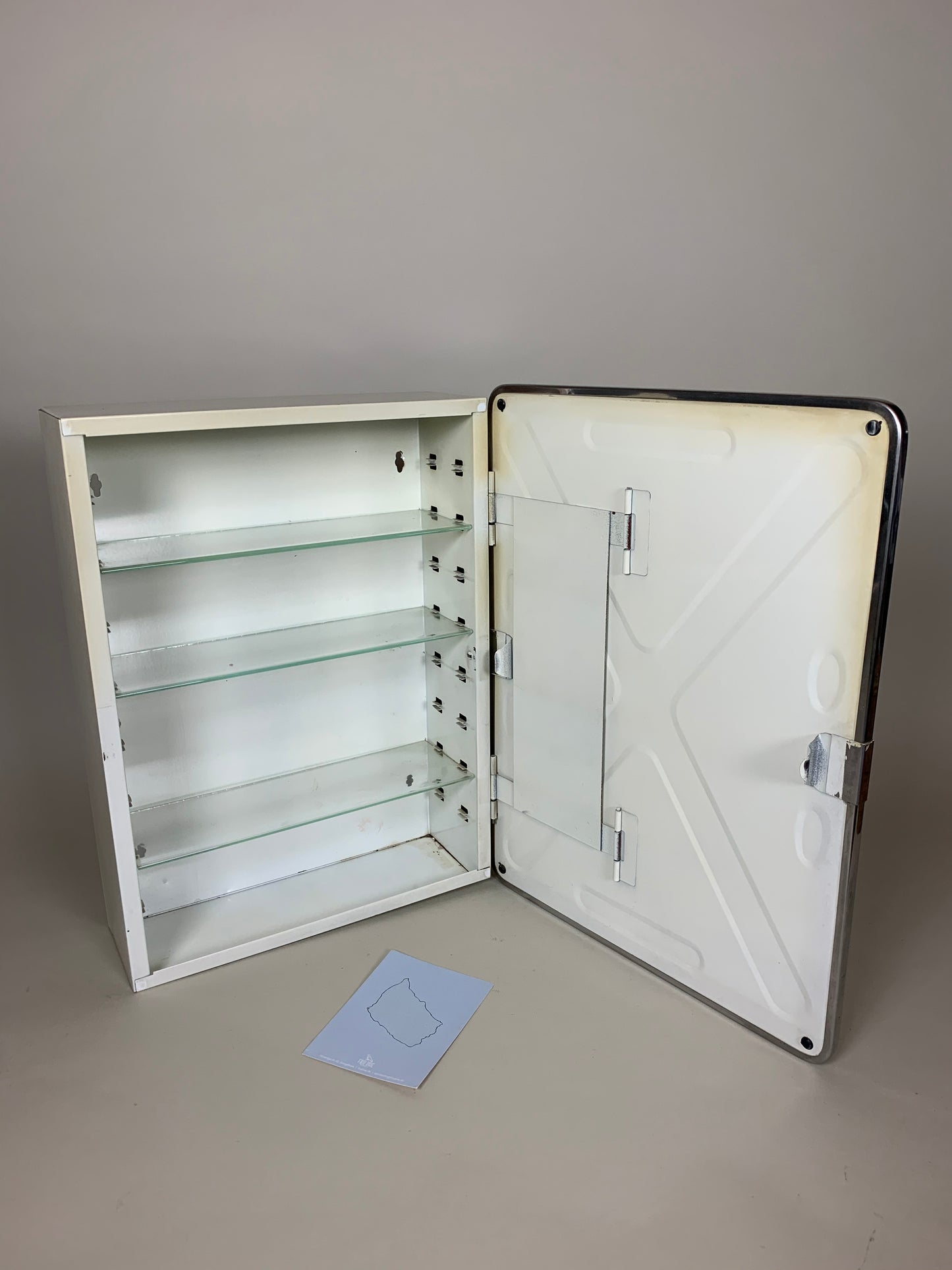 Medizinschrank mit Spiegel und Glasböden