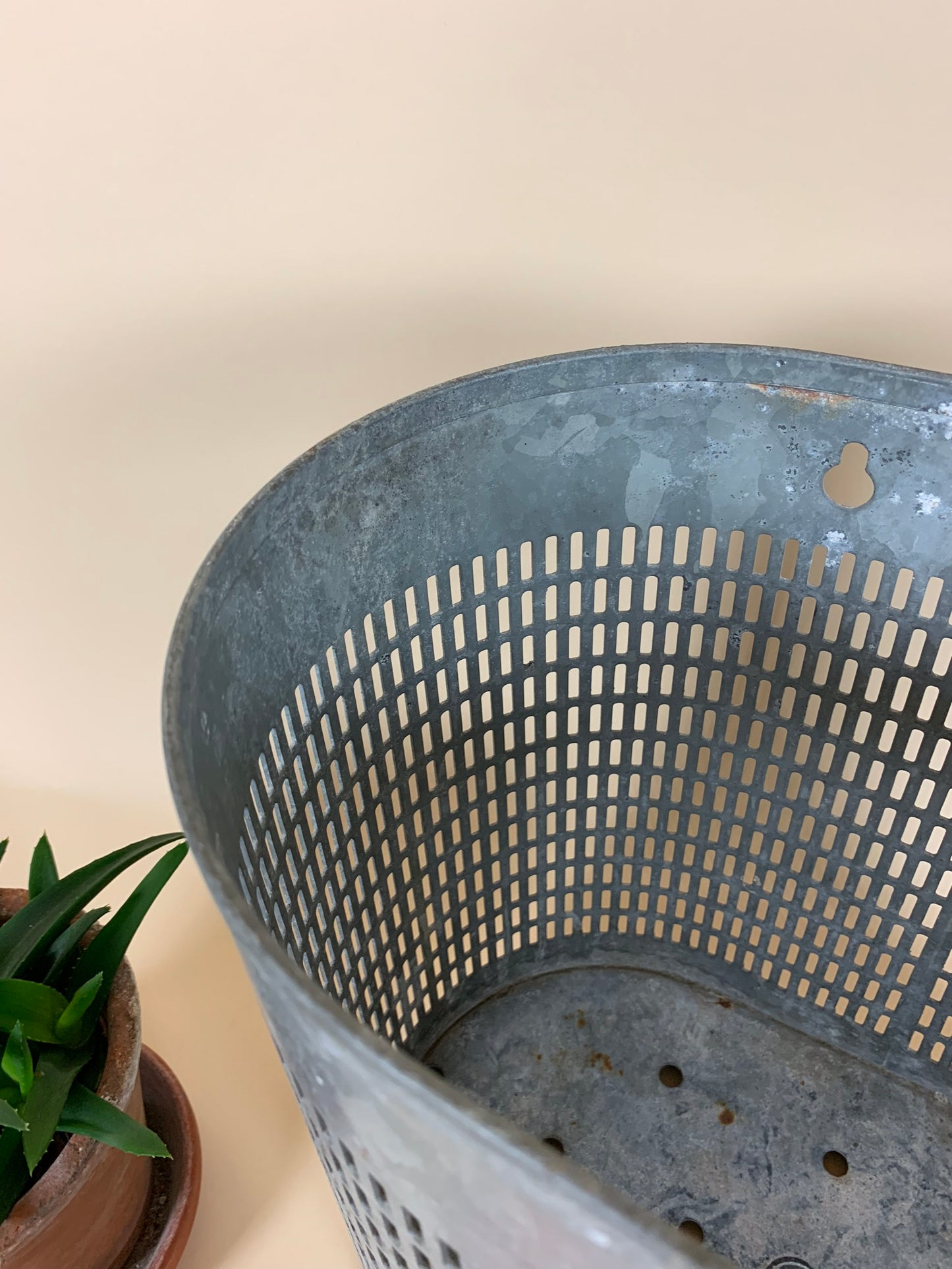 Design-Mülleimer aus Metall