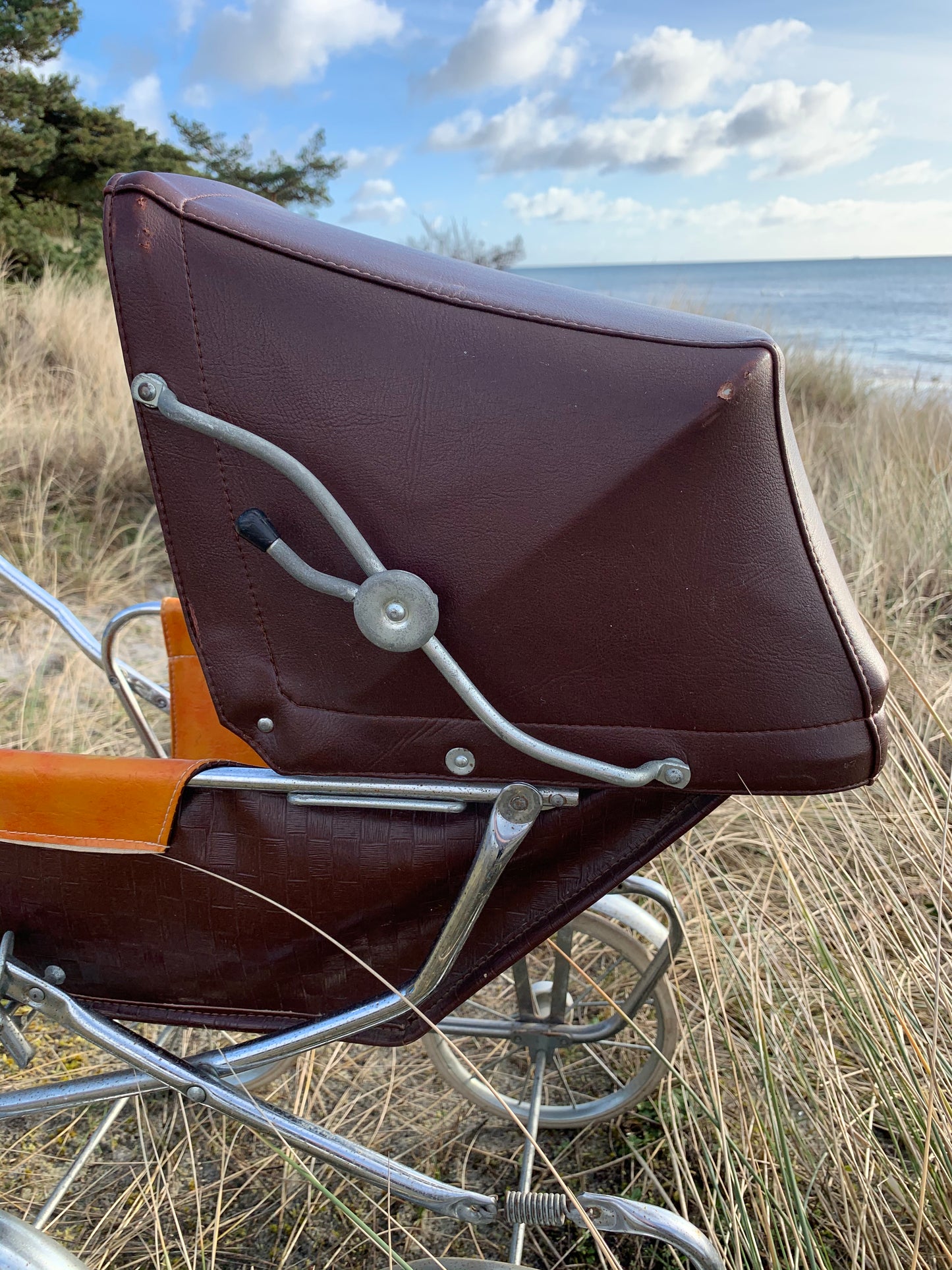 Brauner Kinderwagen für Puppen