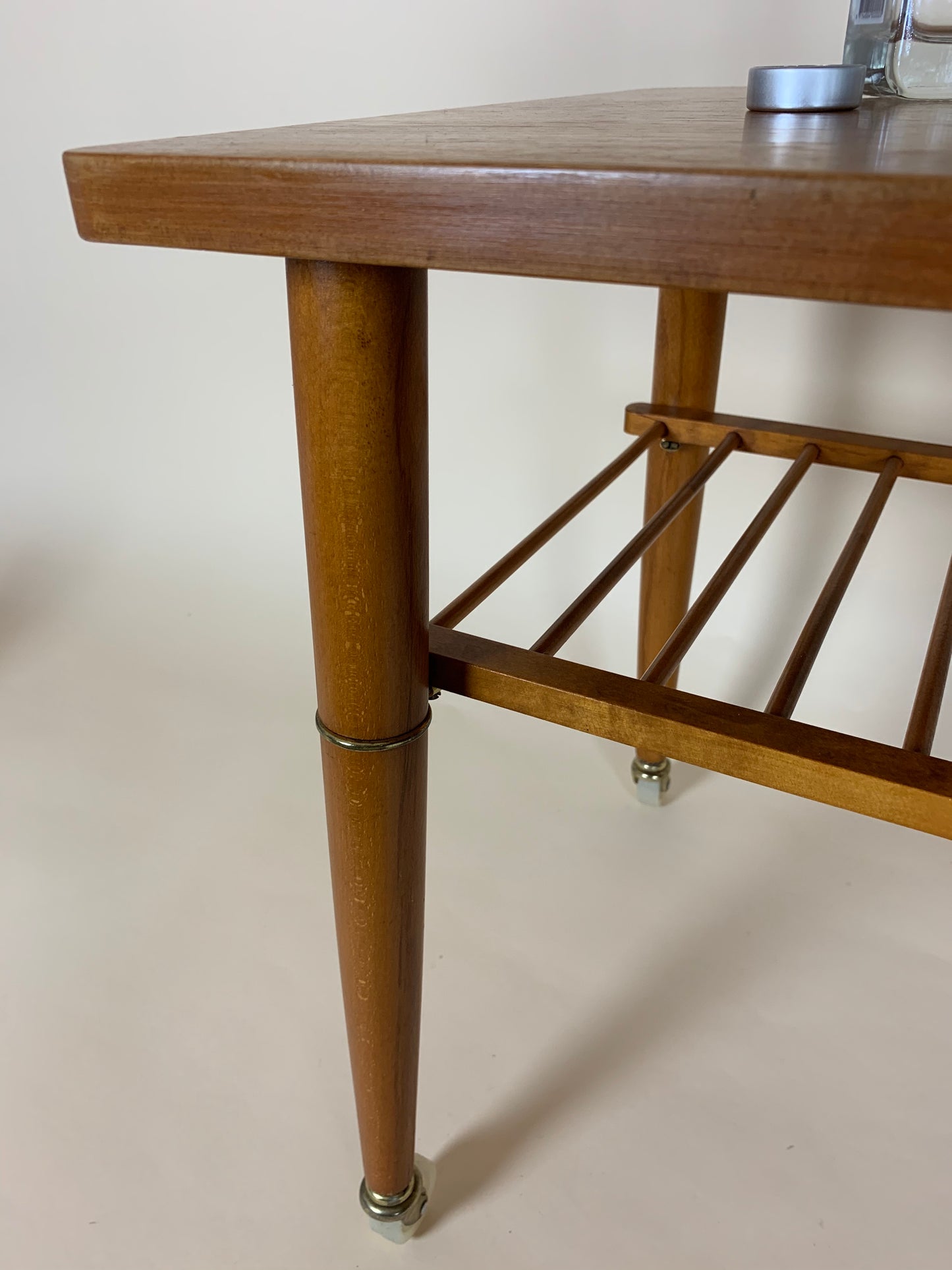 Teaktisch auf Rädern mit Kistenregal