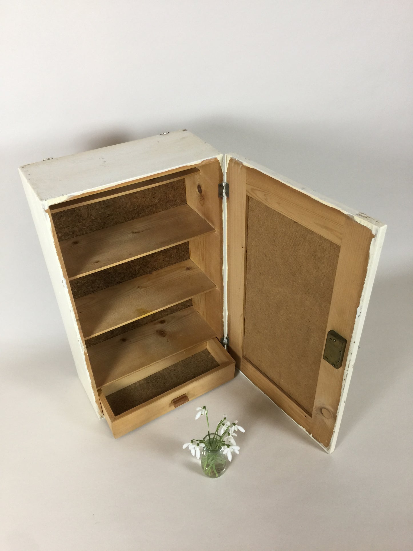 Schöner Medizinschrank mit schönen Details