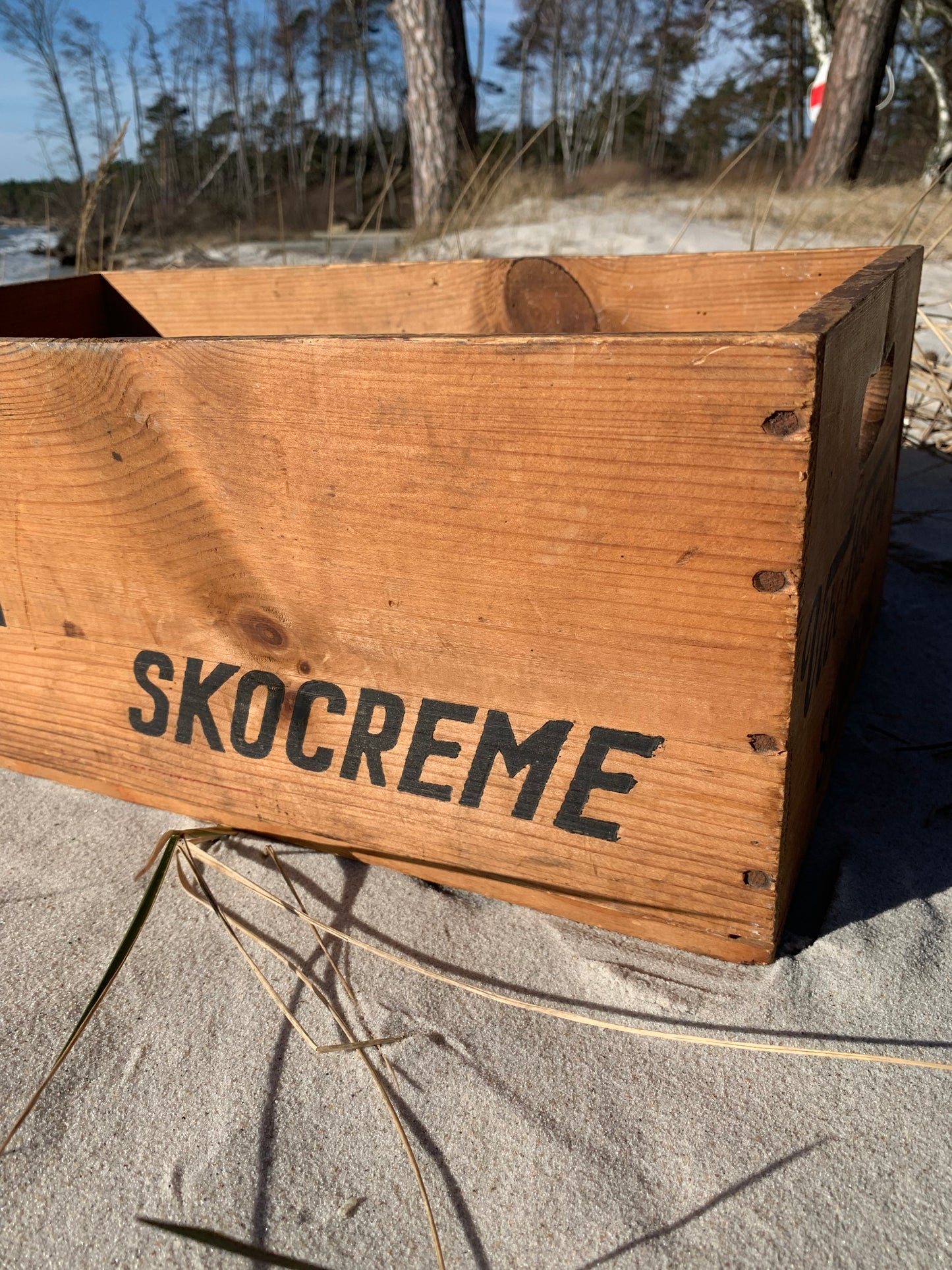 Holzkiste mit Werbung