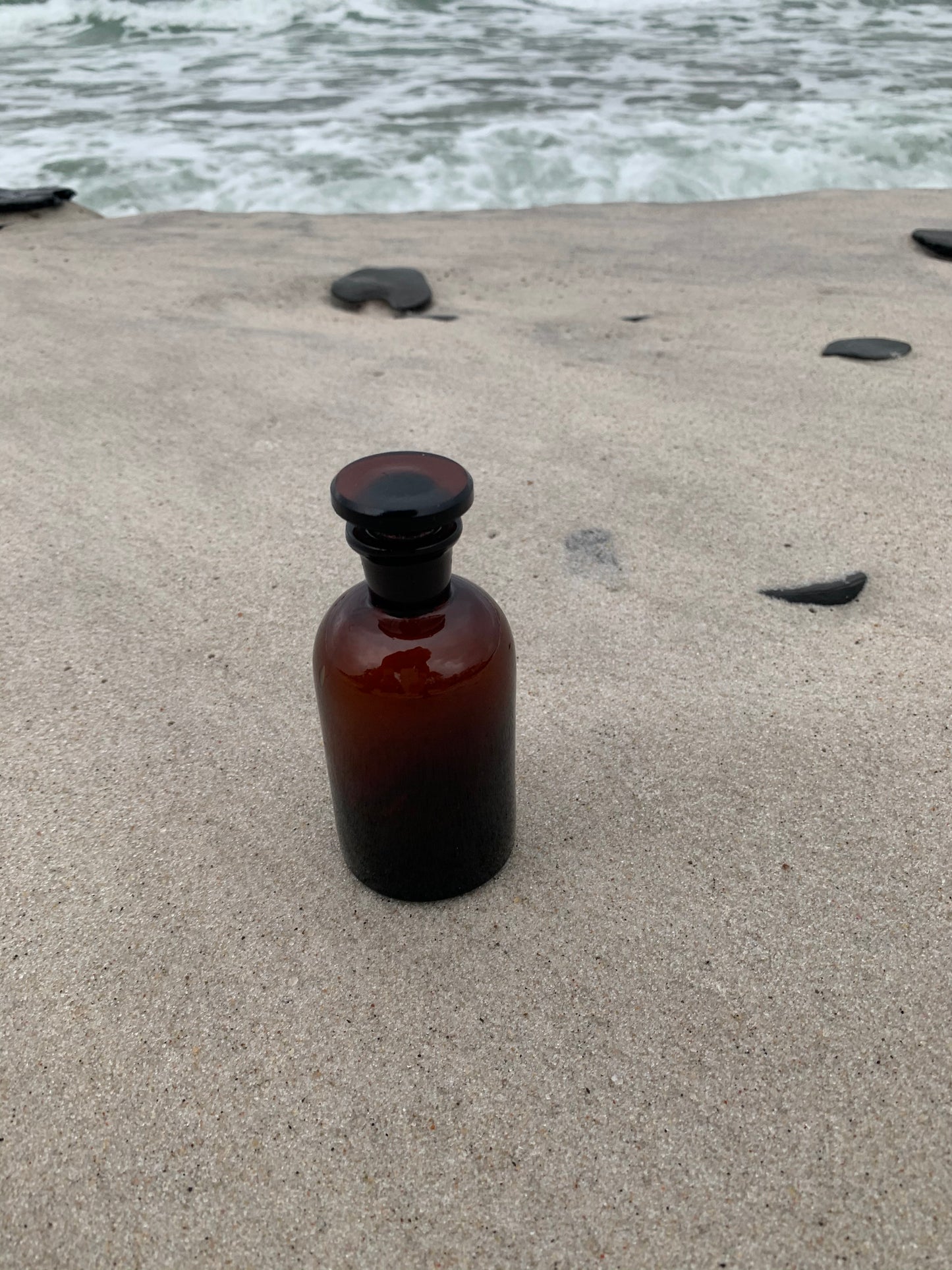 Kleine Apothekerflasche mit Glasstopfen