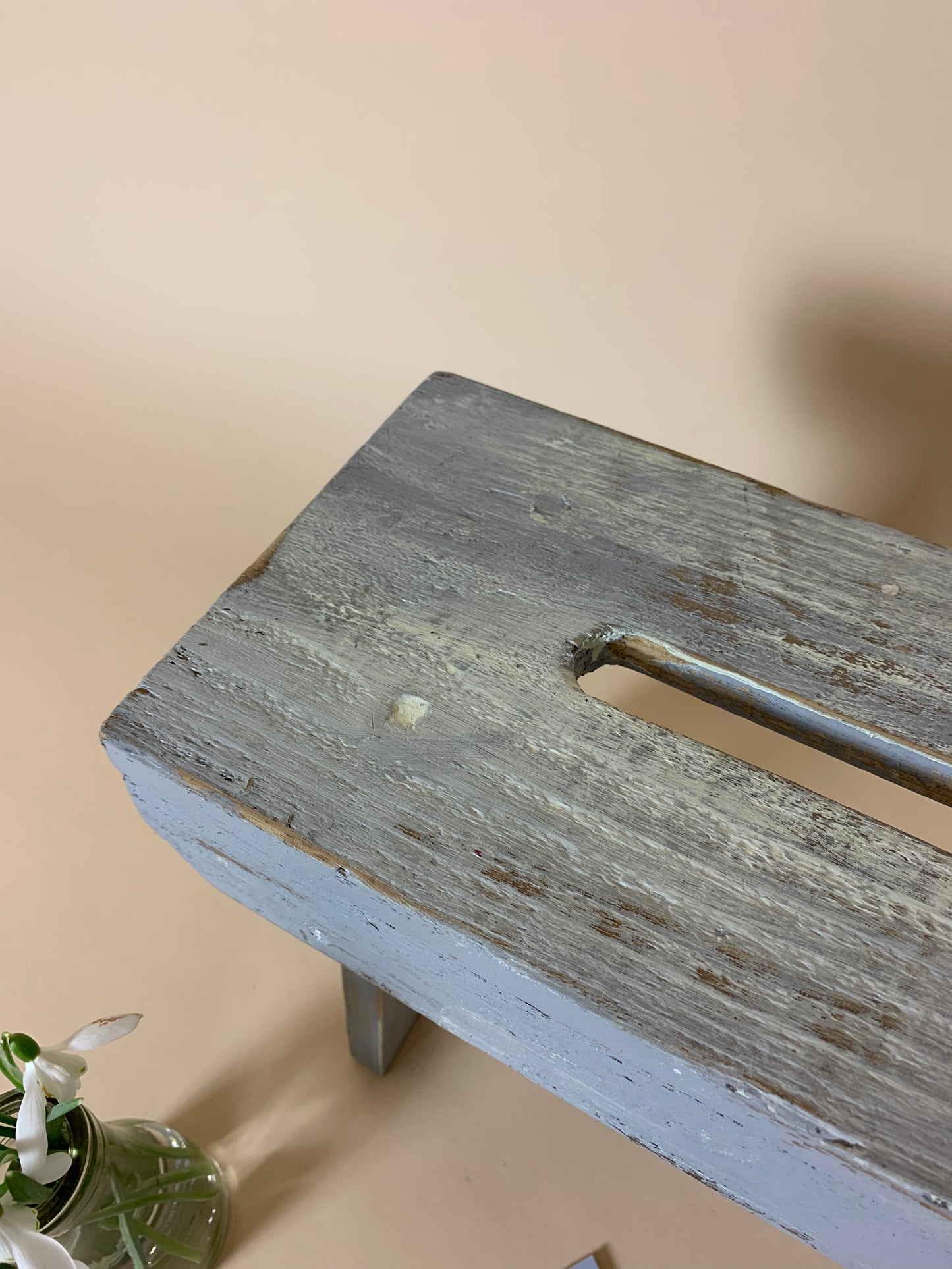 Schöner alter Hocker in Grau