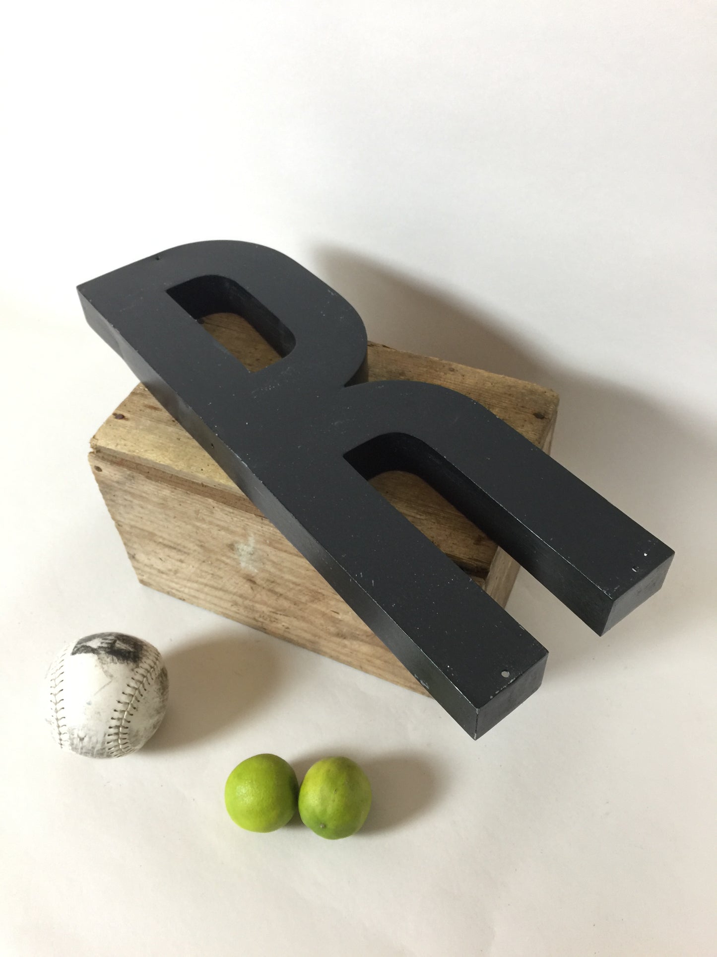 Schöner alter Fassadenbuchstabe R