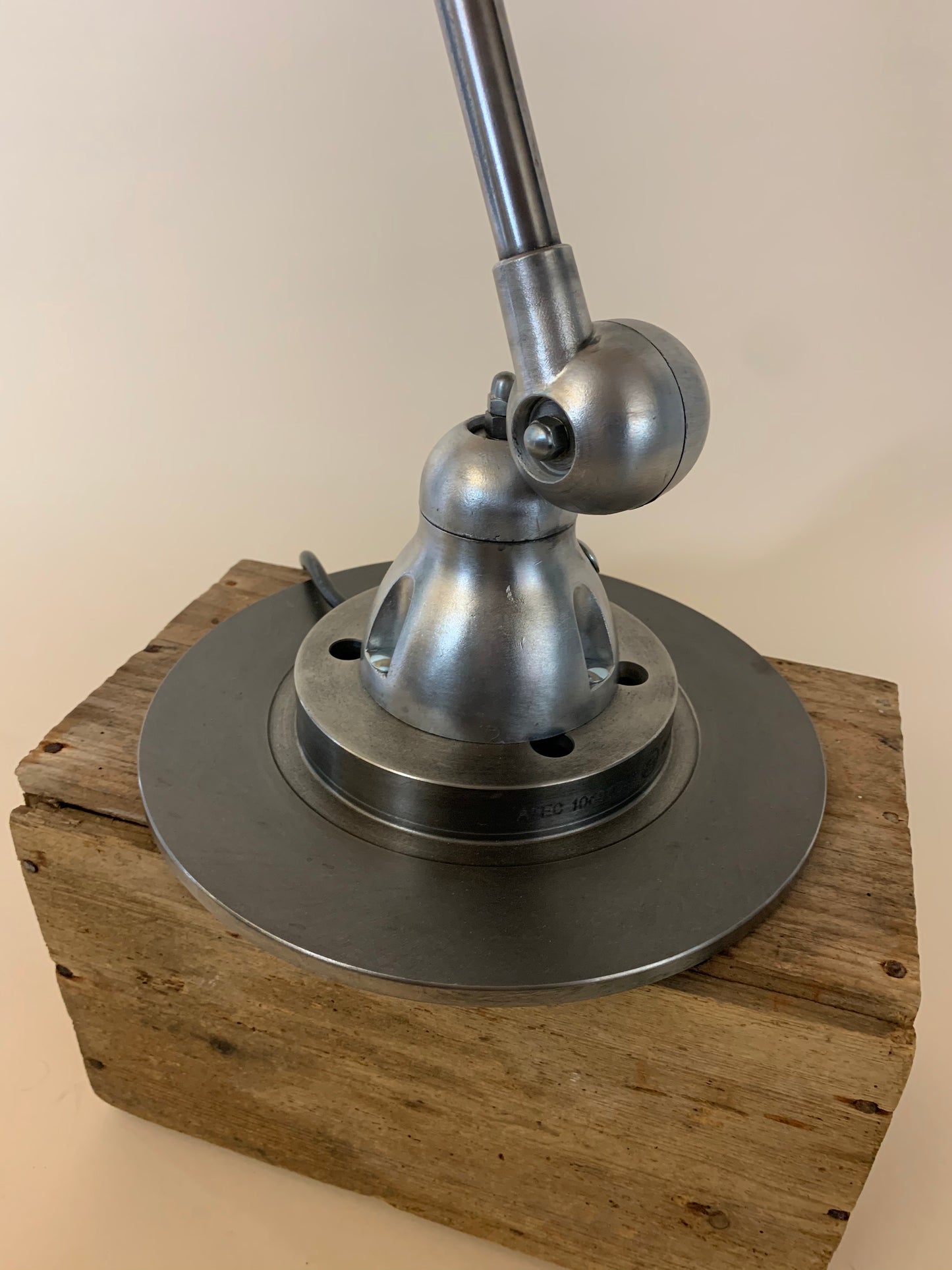 Jieldé Tischlampe mit zwei Armbeinen und Ein-/Ausschalter