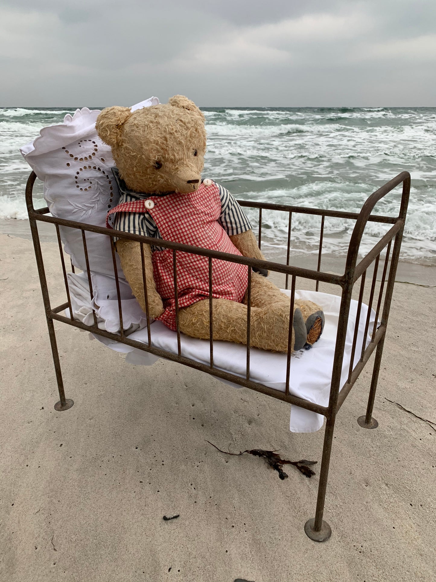 Schöner alter Teddybär mit Bett - aus Frankreich