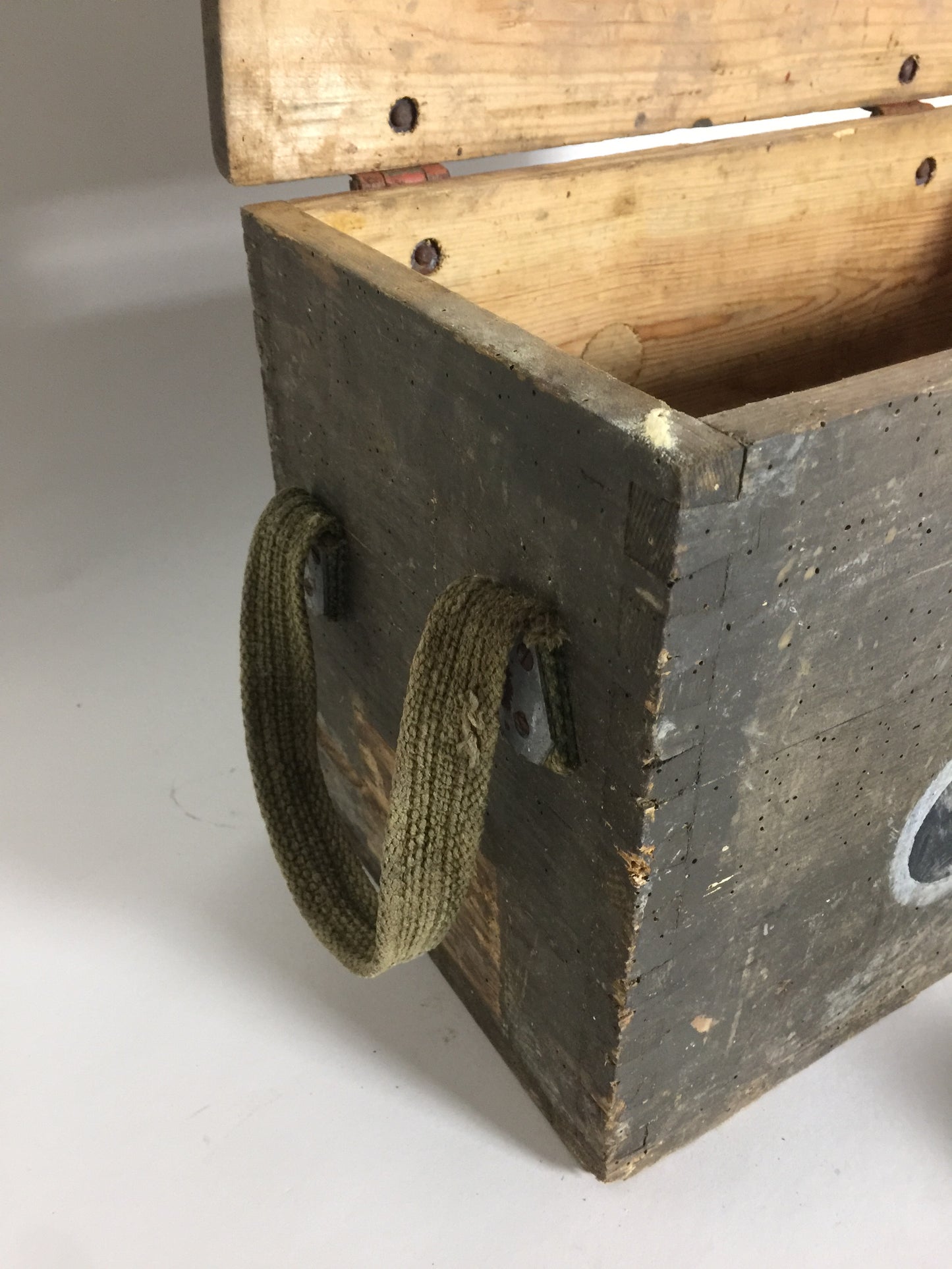 Munitionskiste aus Holz mit Deckel und Griff