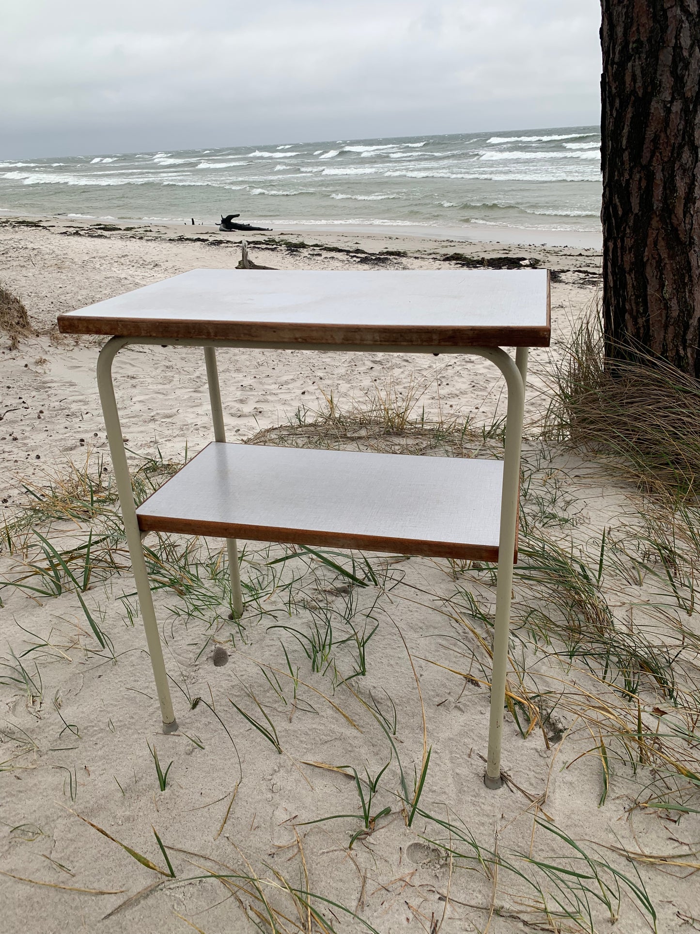Tisch mit Regal