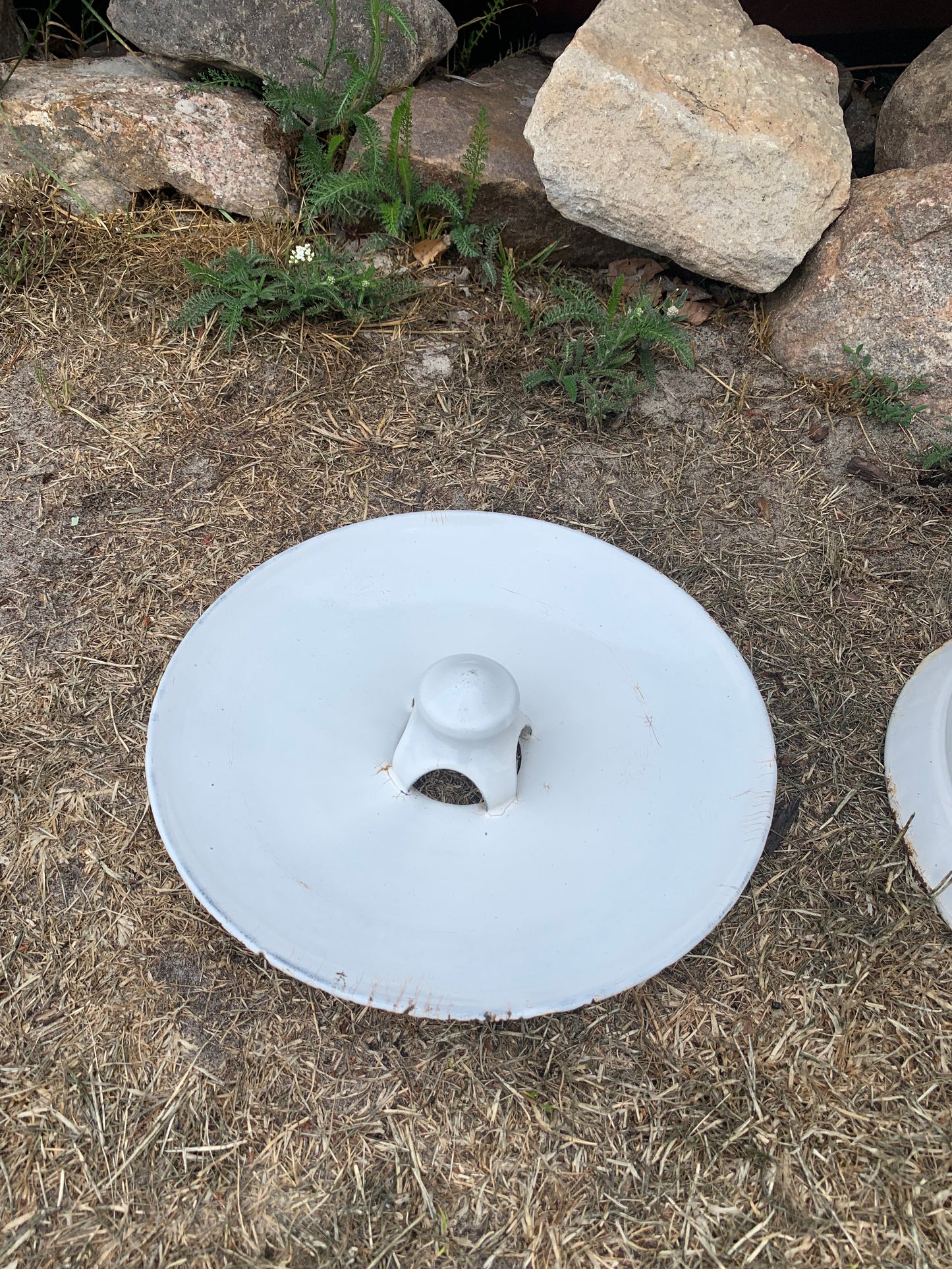 Schöner alter Emaileimer mit Deckel