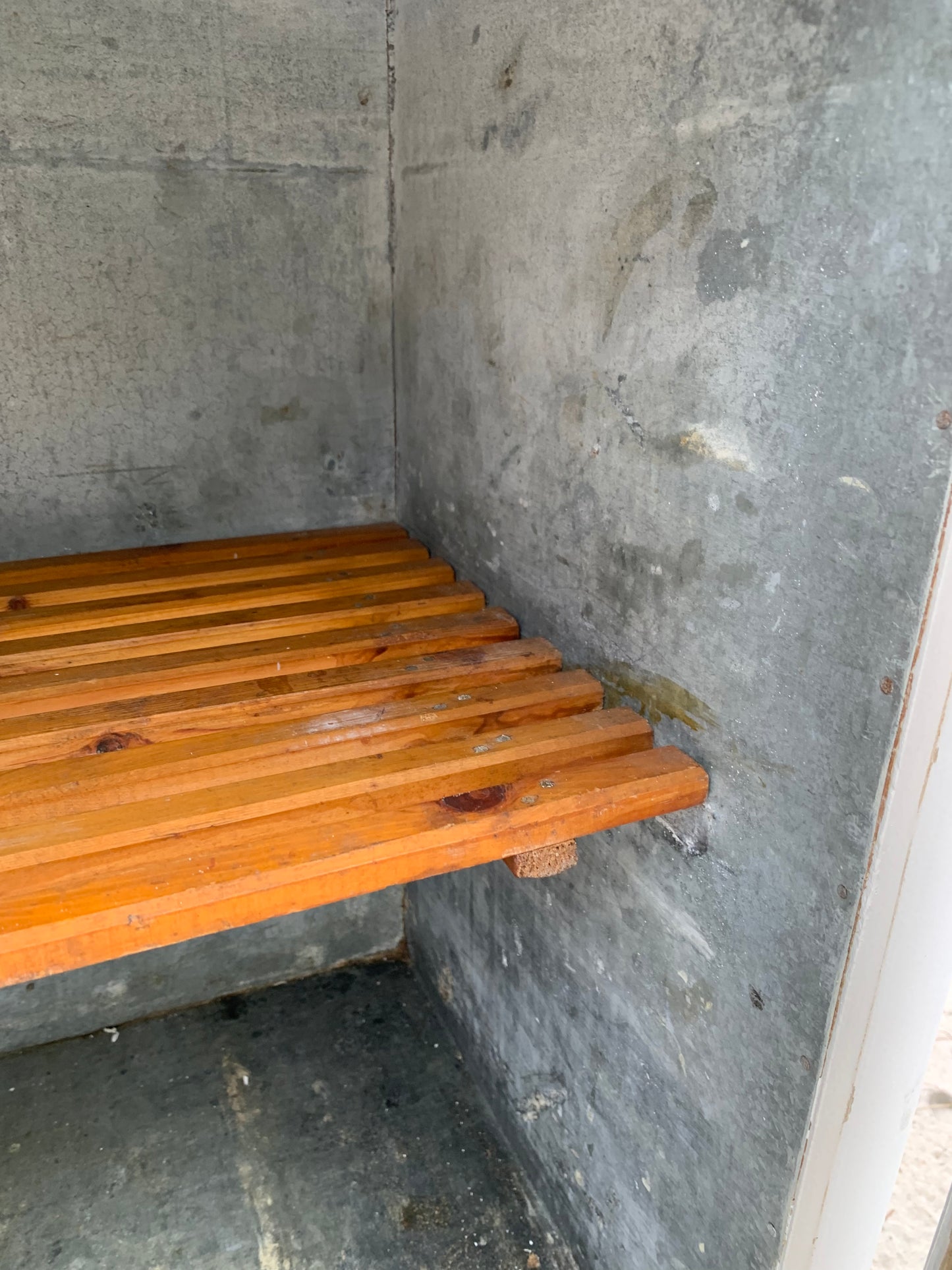 Lustiger alter Kühl- oder Gefrierschrank